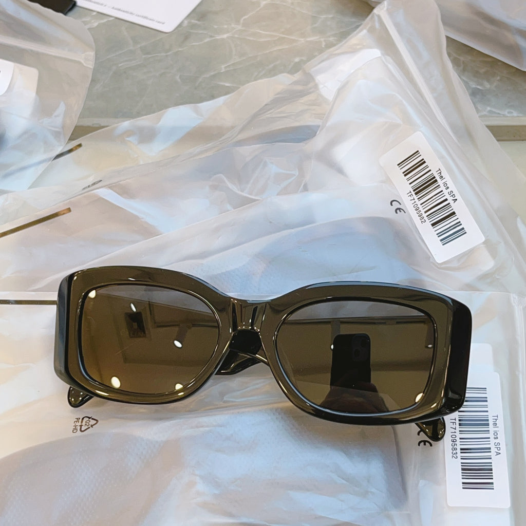 Celine CL40282U Fashion Gray Lens Sunglasses for Men & Women - 449255 - detail image 4