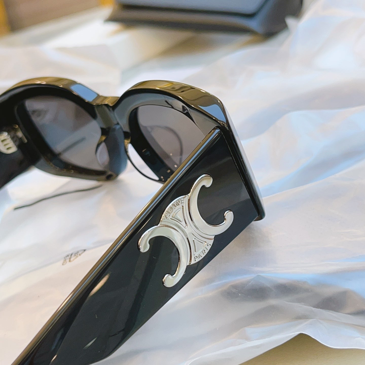 Celine CL40282U Fashion Gray Lens Sunglasses for Men & Women - 449255 - detail image 5