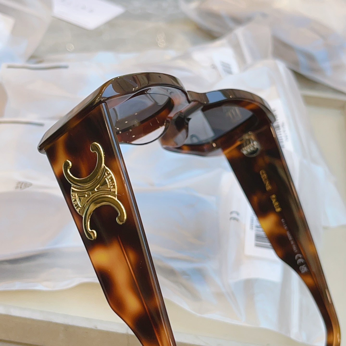 Celine CL40282U Fashion Red Lens Sunglasses for Men & Women - detail image 3