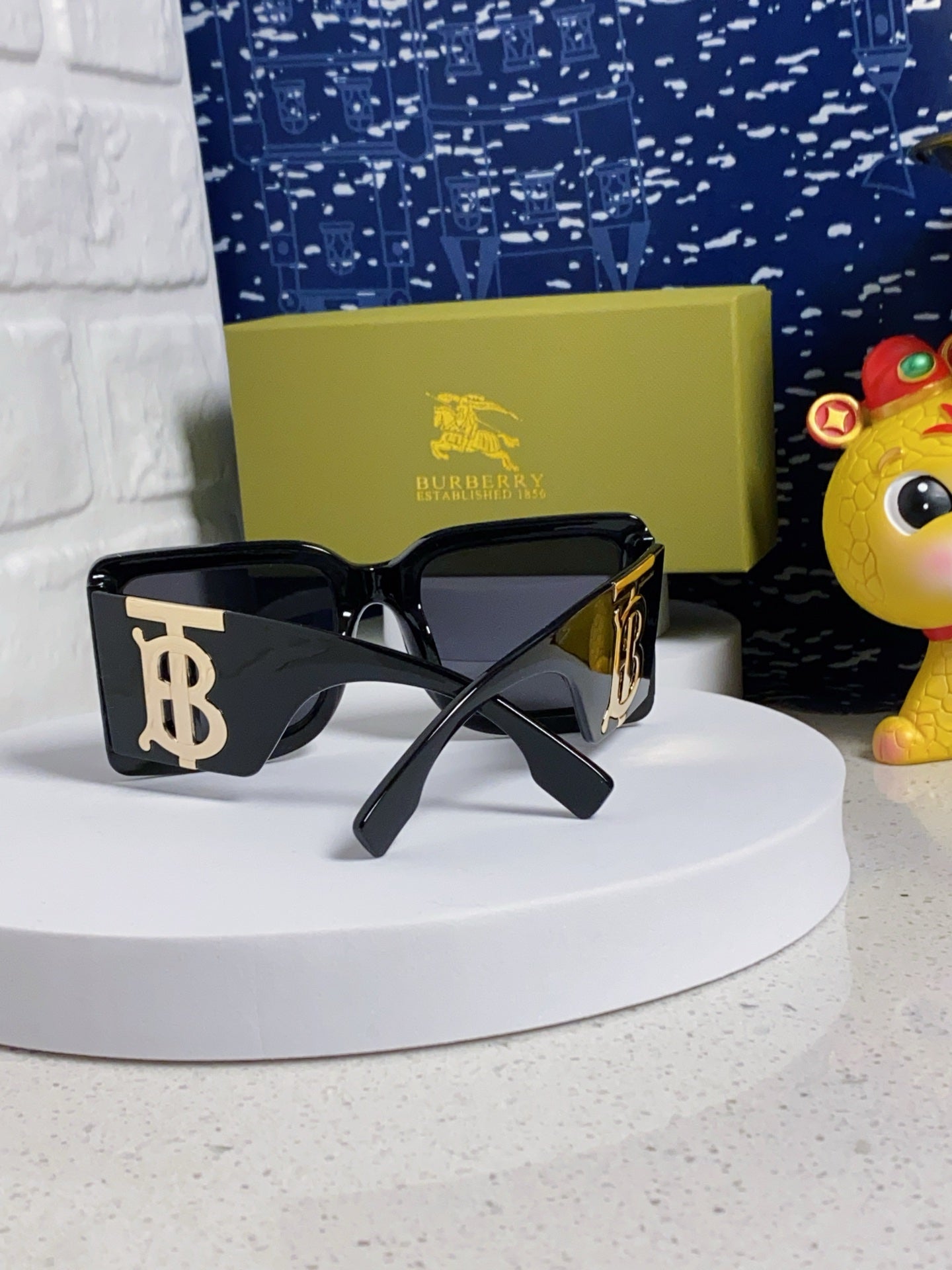 Burberry Oversized Gold Lens Sunglasses for Men & Women - 449583 - detail image 4