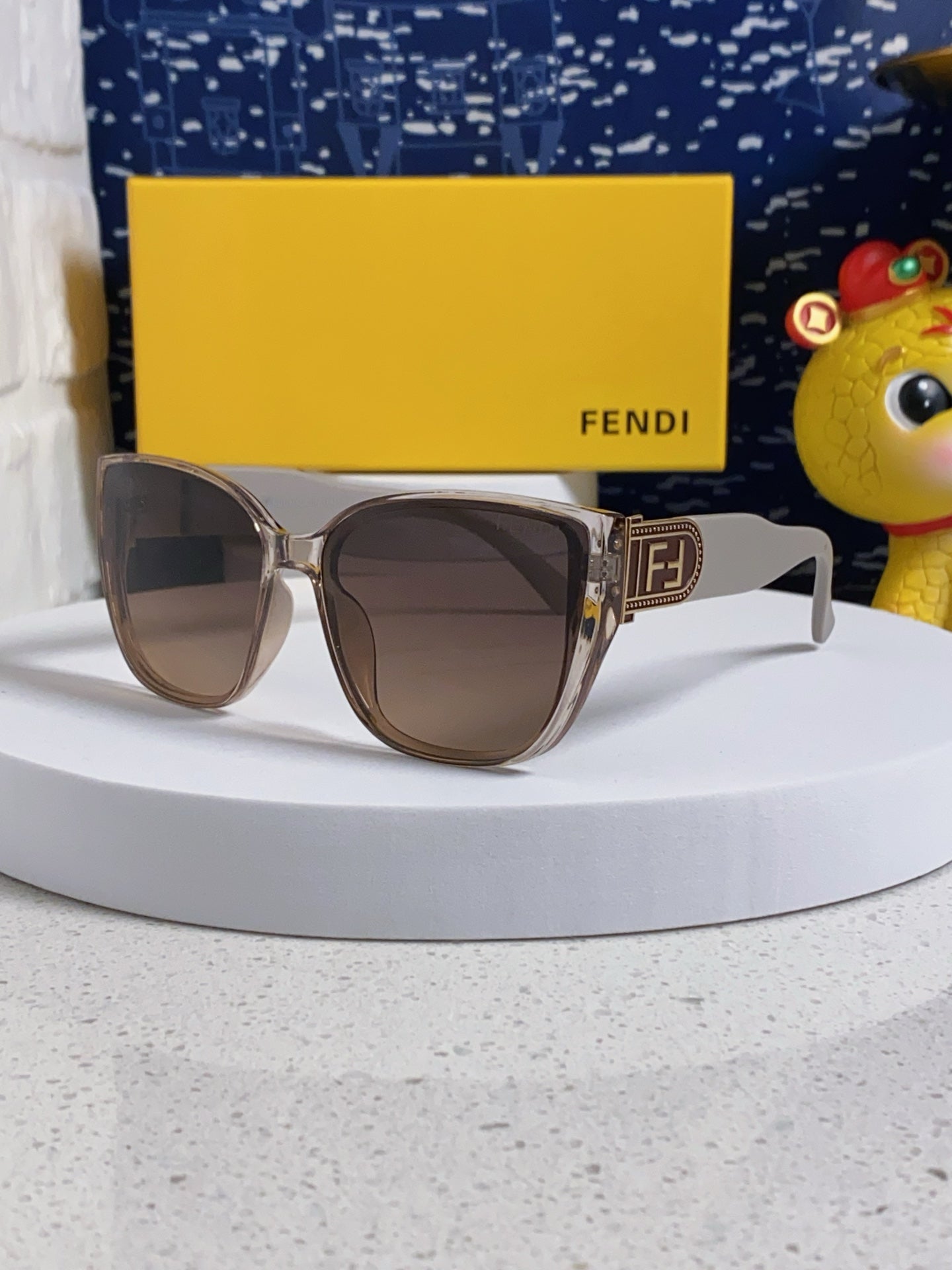 Fendi Polarized Cat-Eye Brown Lens Sunglasses for Men & Women - 449814