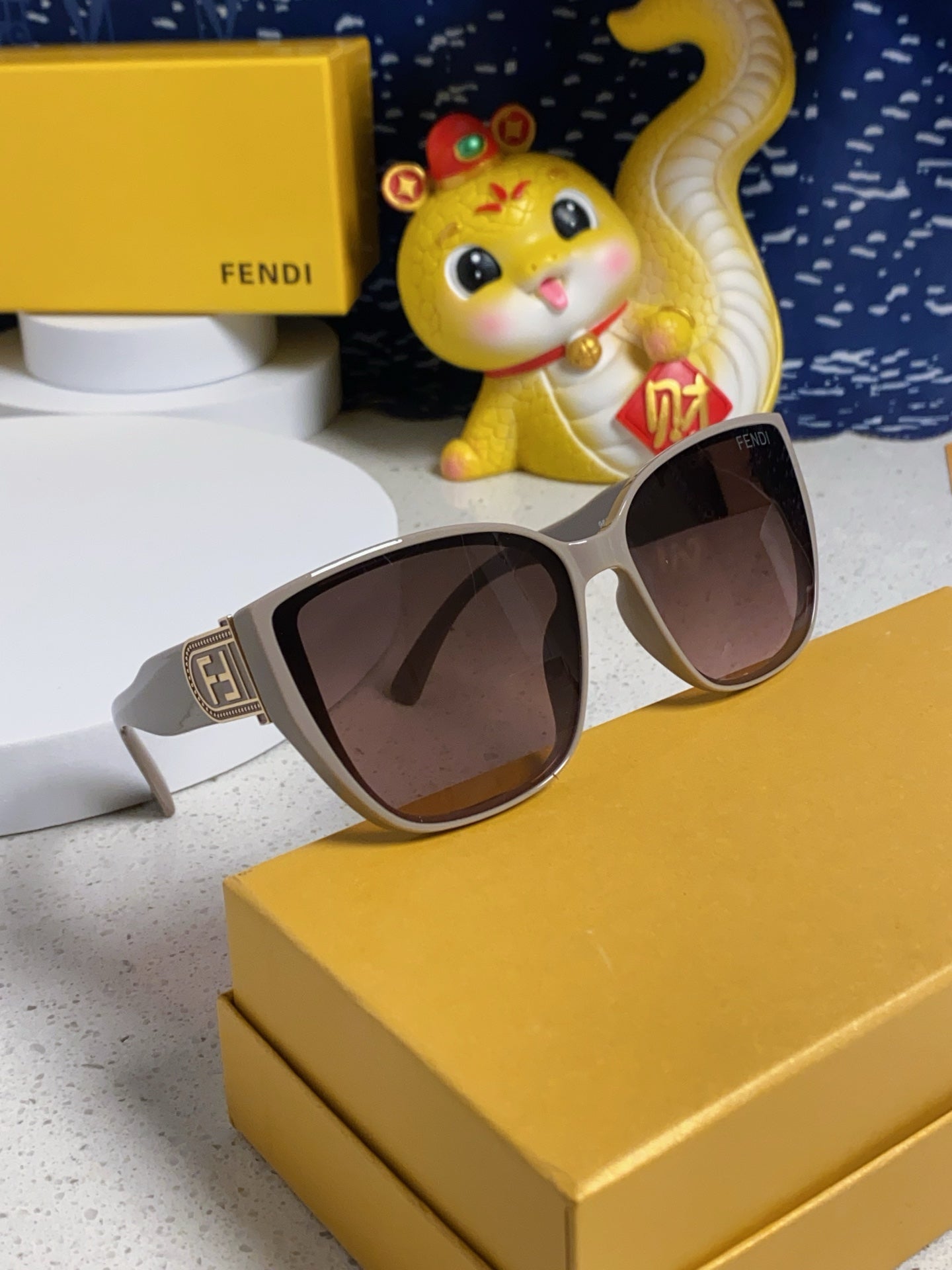 Fendi Polarized Cat-Eye Red Lens Sunglasses for Men & Women - detail image 10