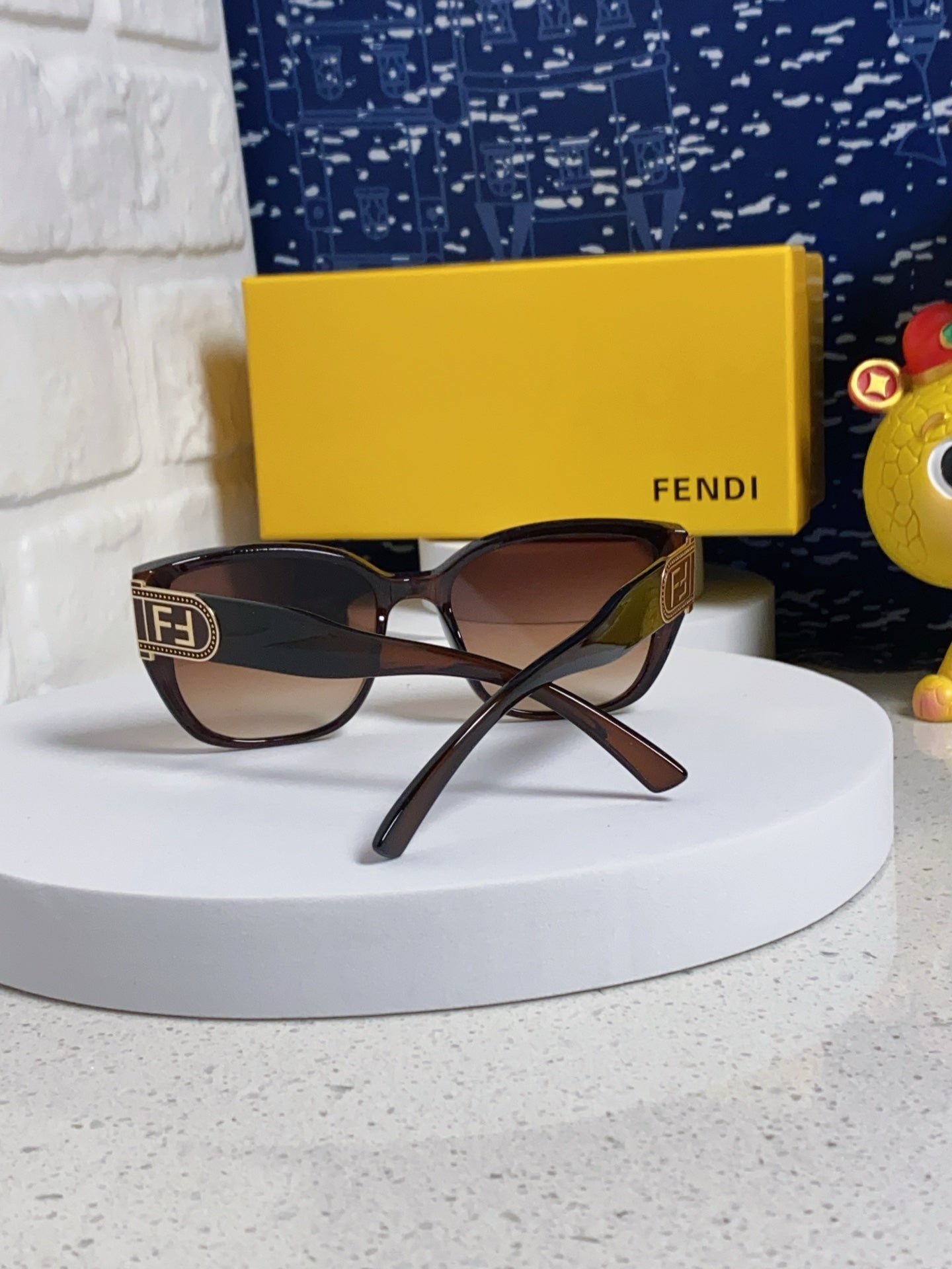 Fendi Polarized Cat-Eye Brown Lens Sunglasses for Men & Women - detail image 3