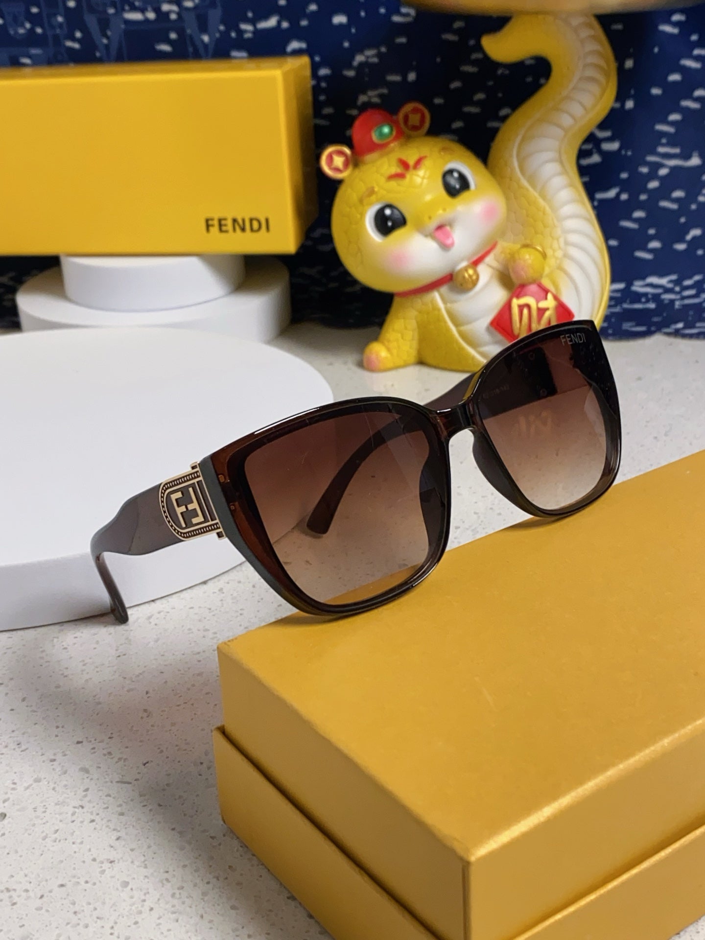 Fendi Polarized Cat-Eye Brown Lens Sunglasses for Men & Women - detail image 10