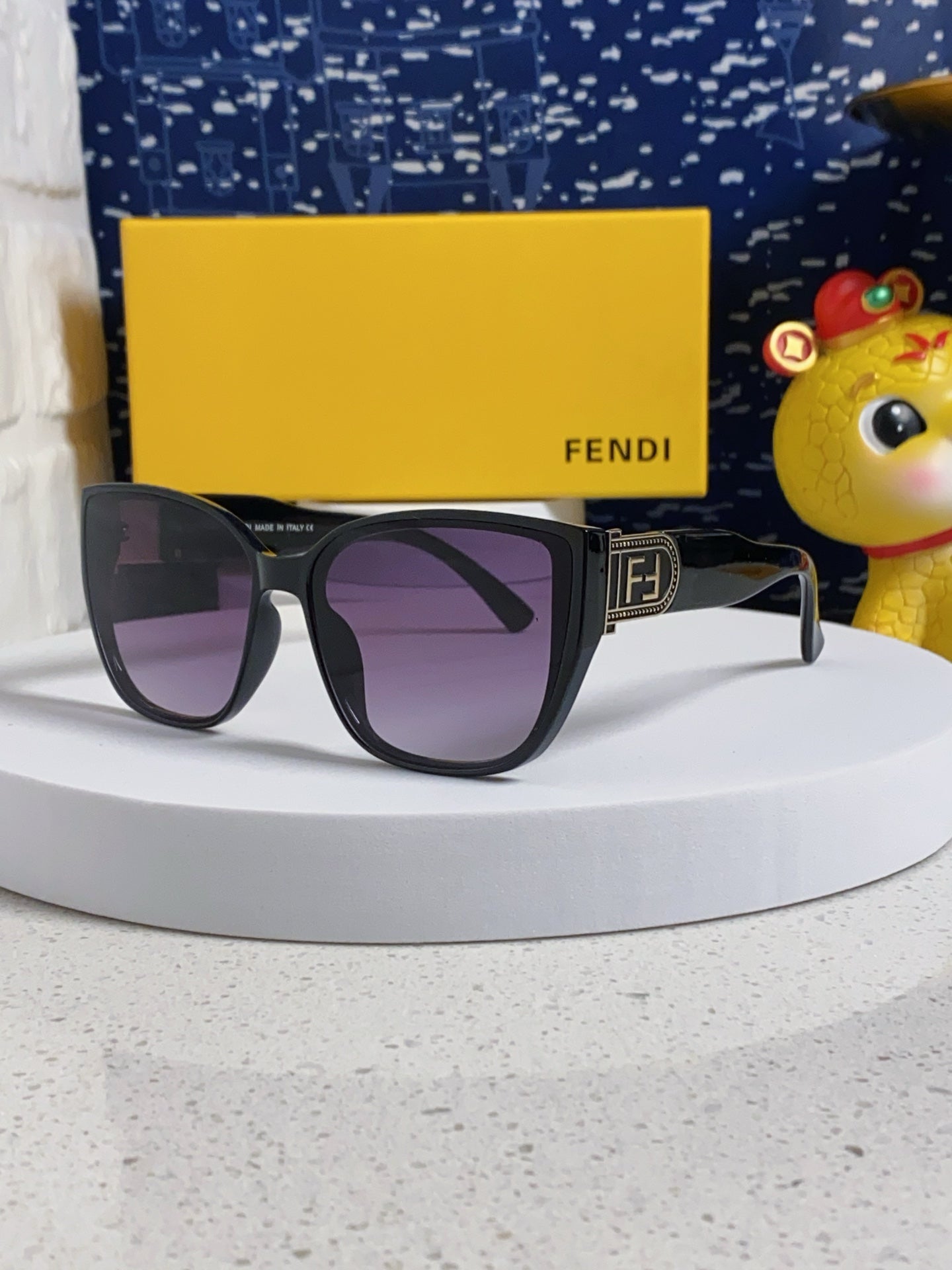 Fendi Polarized Cat-Eye Silver Lens Sunglasses for Men & Women - 449818