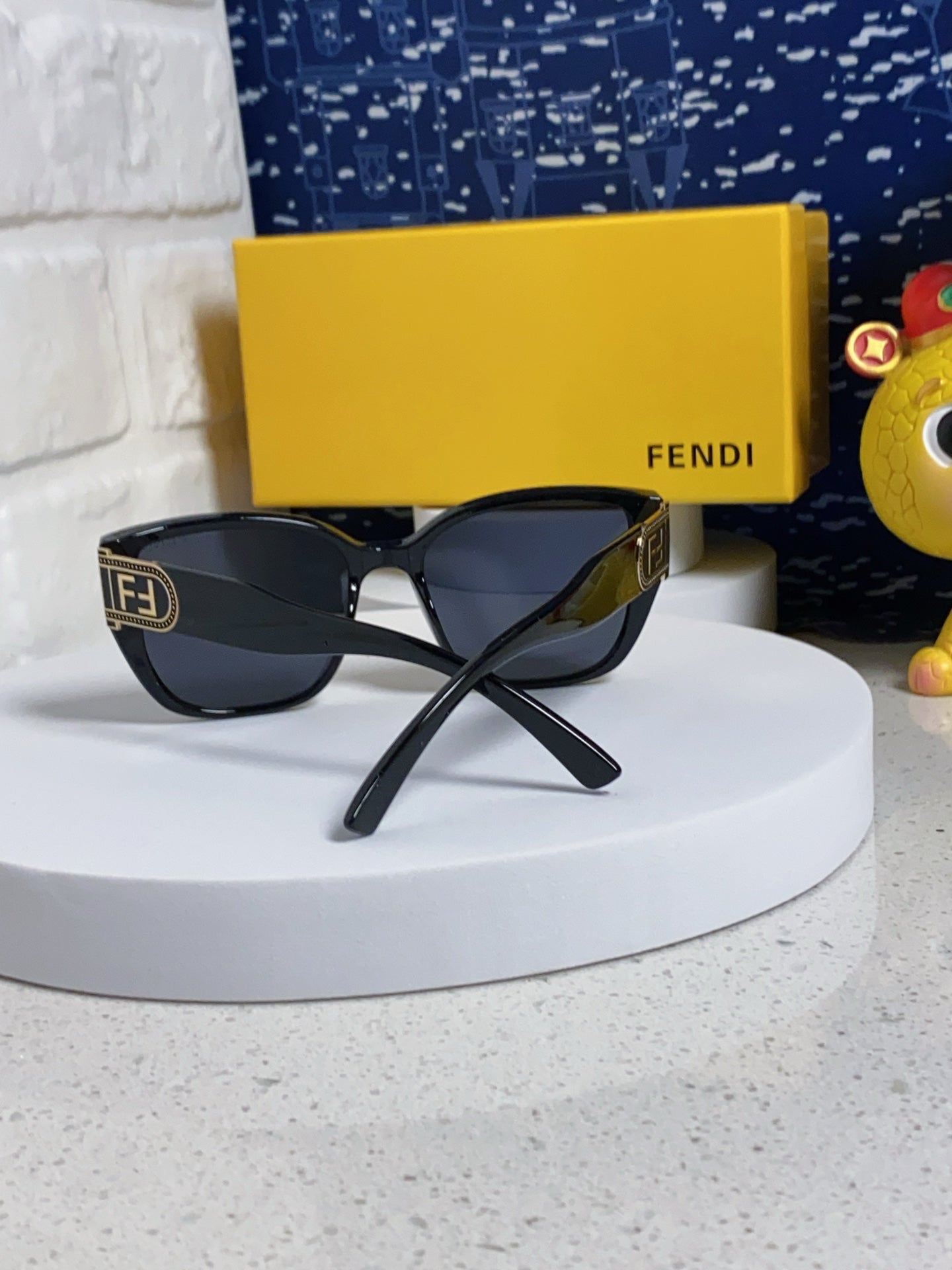 Fendi Polarized Cat-Eye Silver Lens Sunglasses for Men & Women - detail image 3