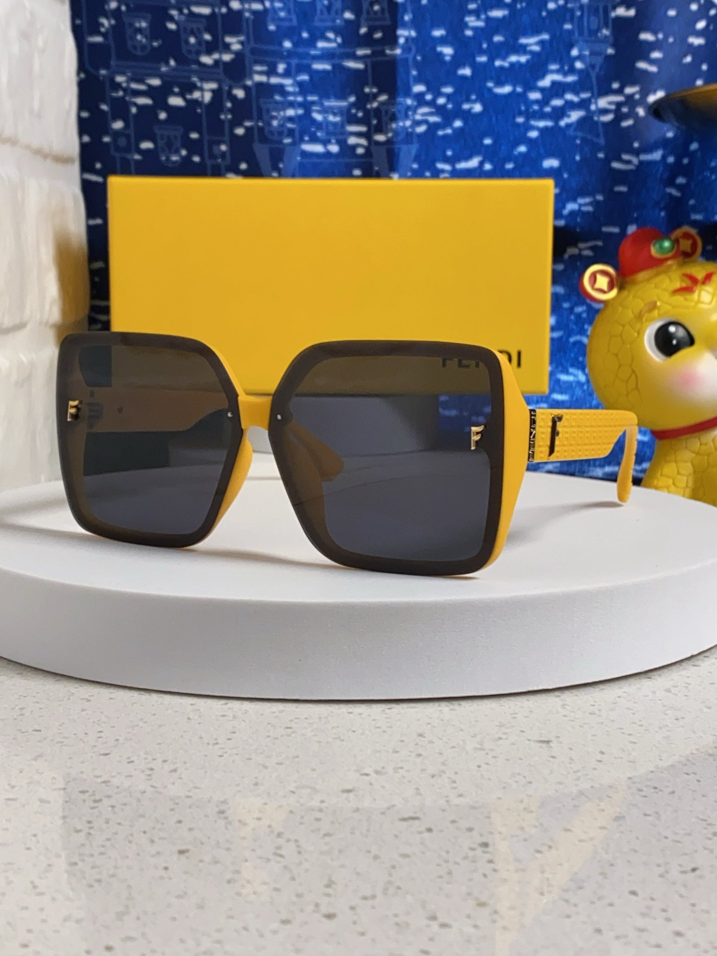 Fendi Oversized Gray Lens Sunglasses for Women - 466190