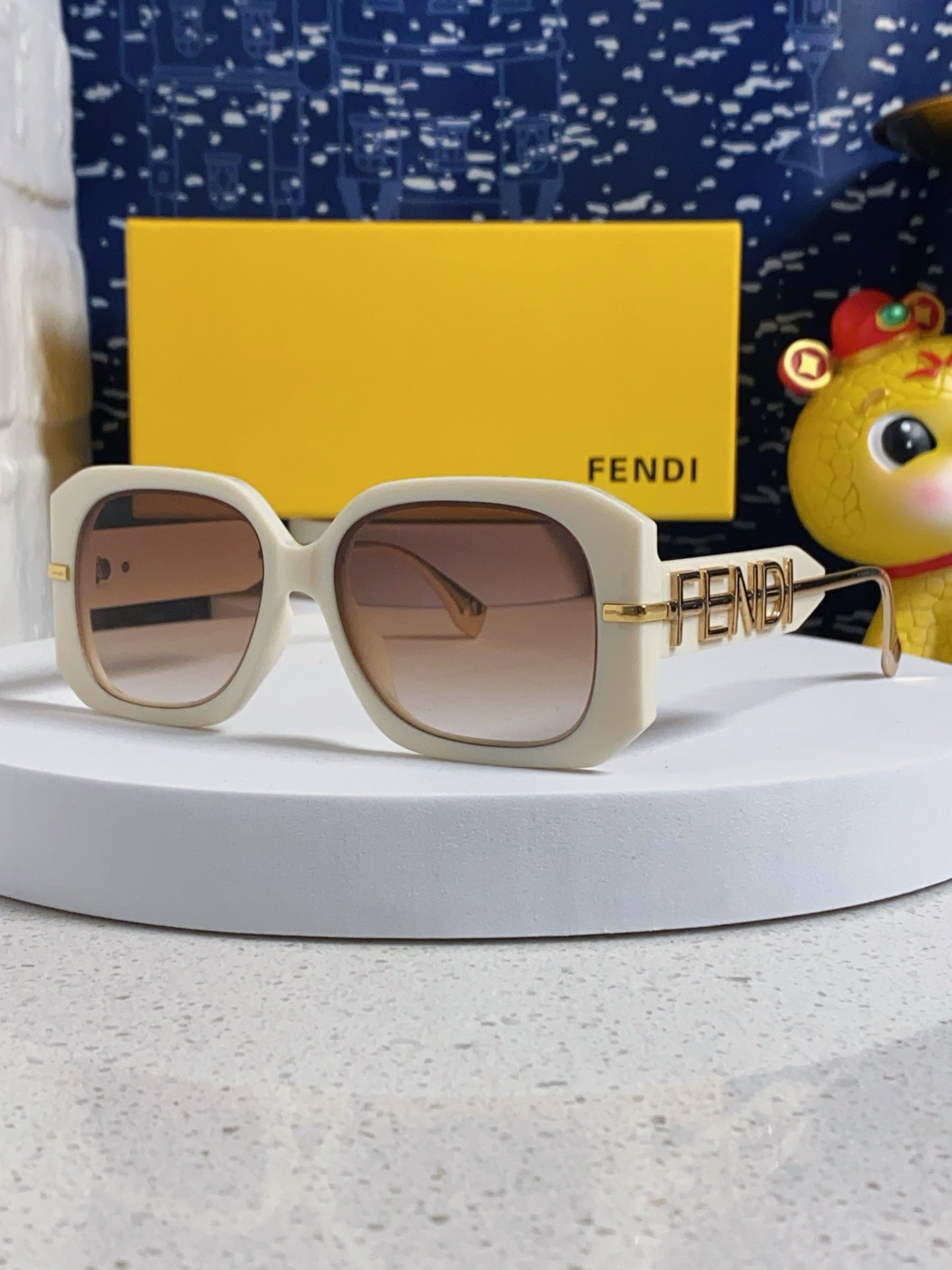 Fendi Oversized Brown Lens Sunglasses for Women - 466211
