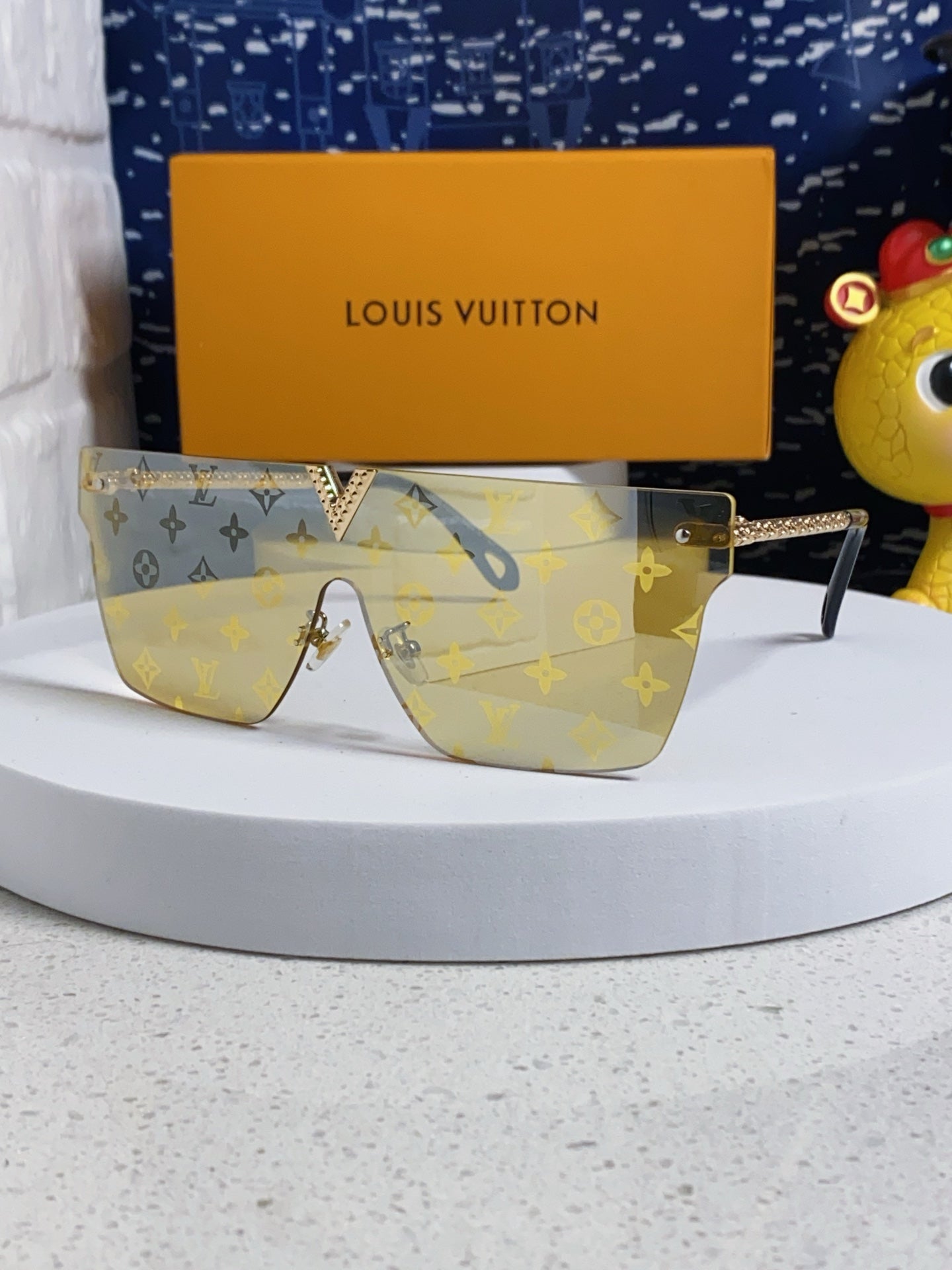 Louis Vuitton Fashion Gold Lens Sunglasses for Men & Women - 493050