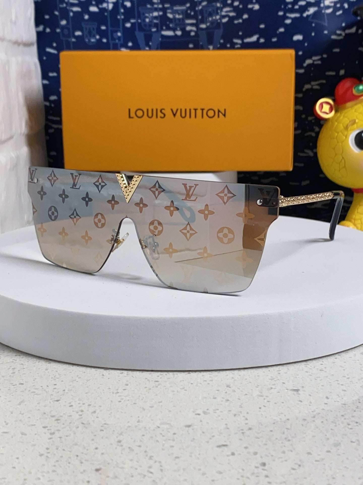 Louis Vuitton Fashion Silver Lens Sunglasses for Men & Women - 493051