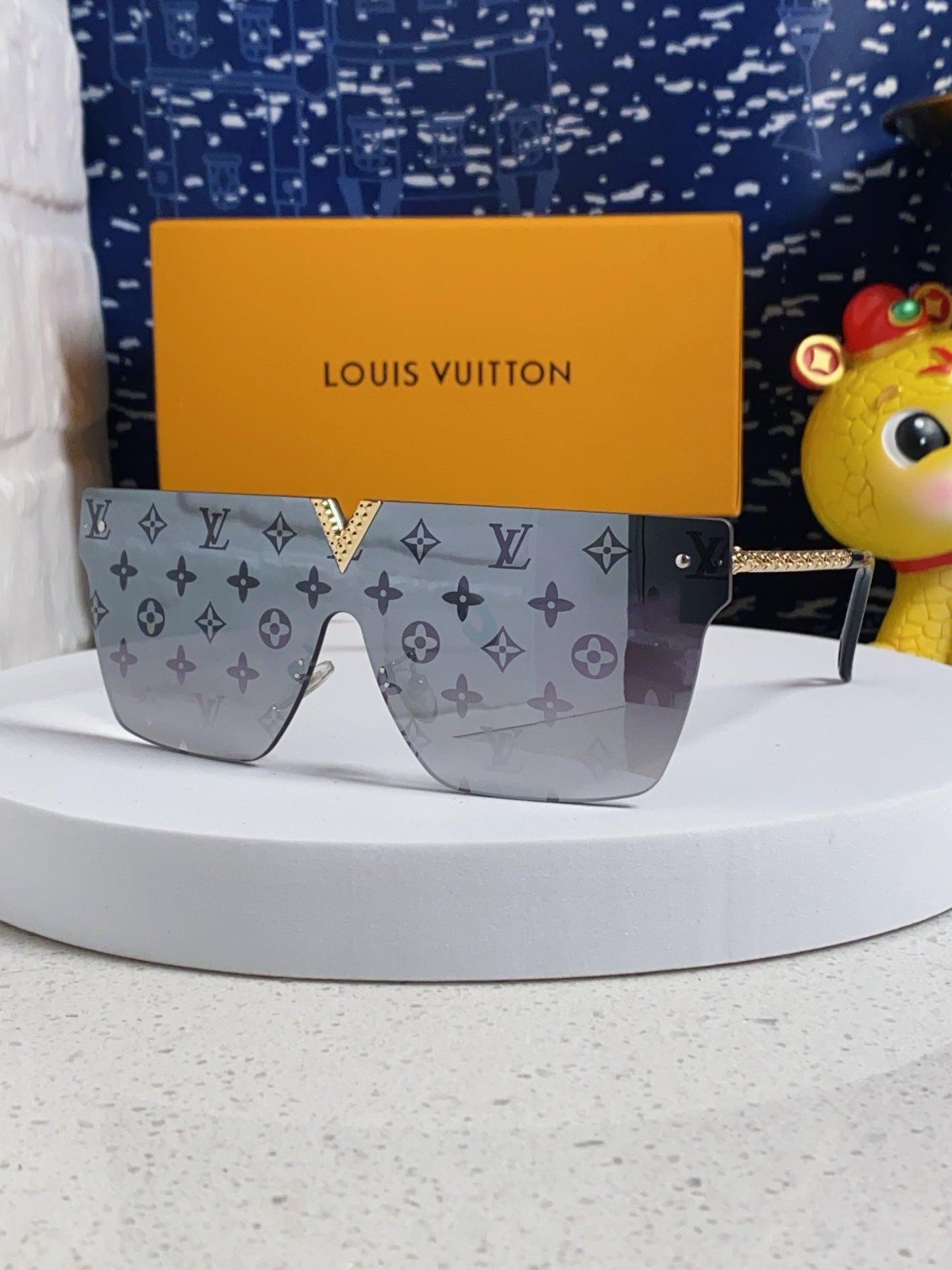 Louis Vuitton Fashion Gray Lens Sunglasses for Men & Women