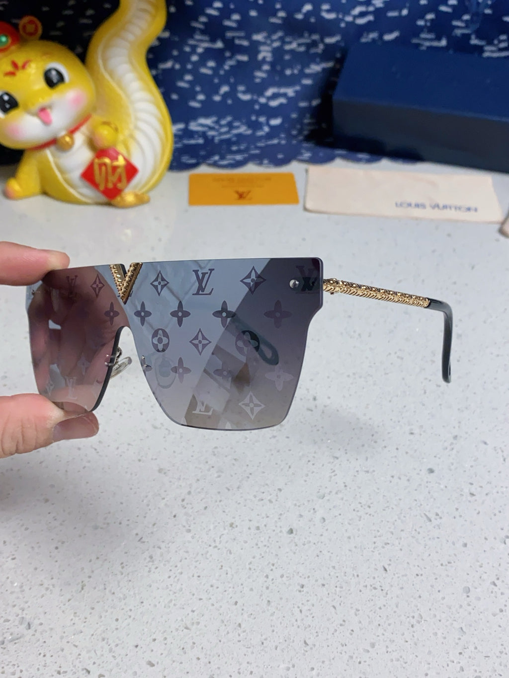 Louis Vuitton Fashion Gray Lens Sunglasses for Men & Women - detail image 6