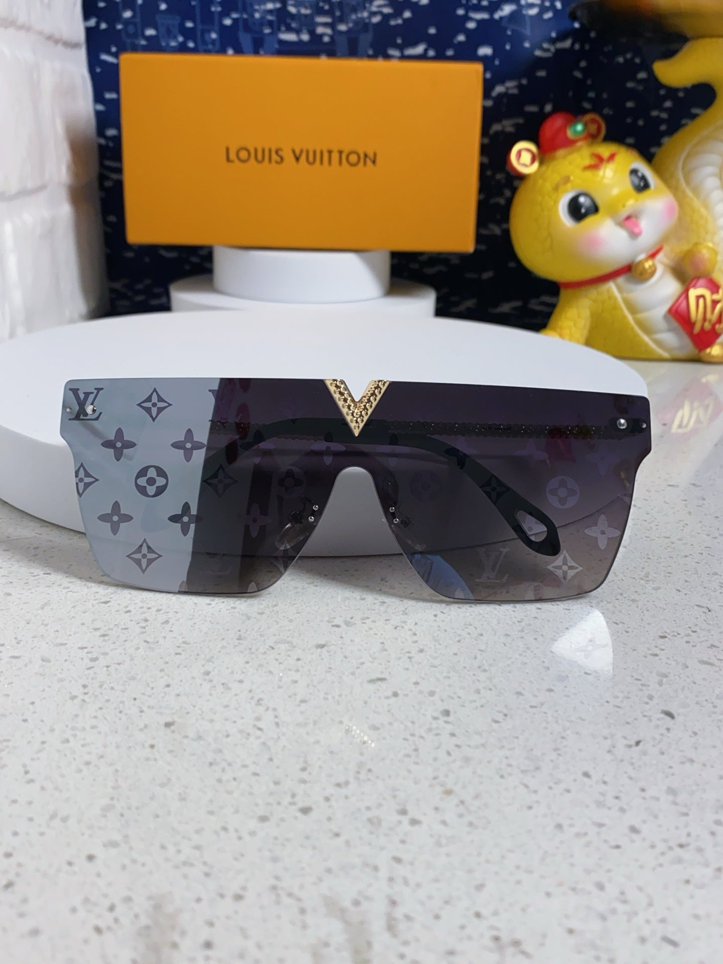 Louis Vuitton Fashion Gray Lens Sunglasses for Men & Women - detail image 9