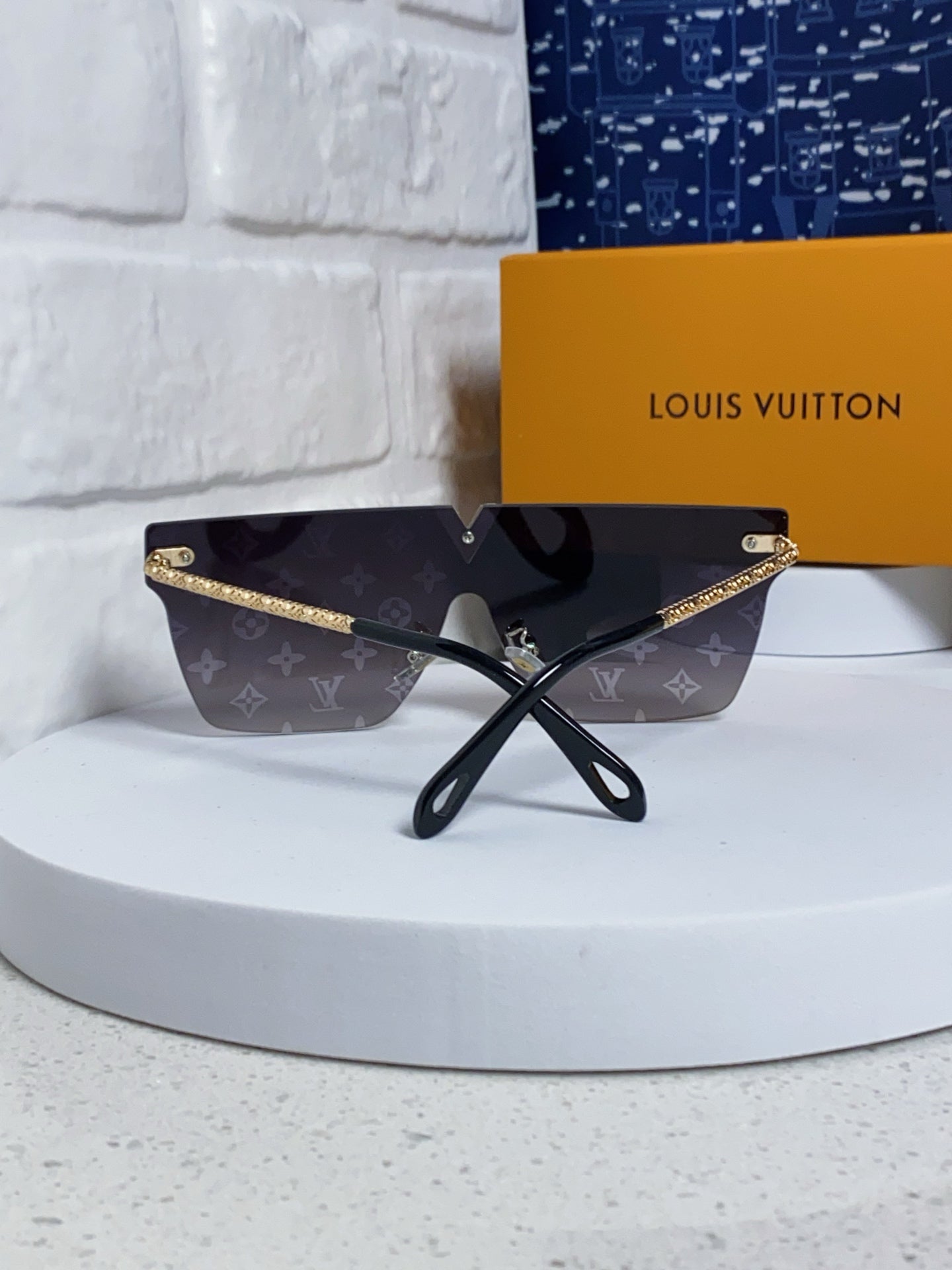 Louis Vuitton Fashion Gray Lens Sunglasses for Men & Women - detail image 3