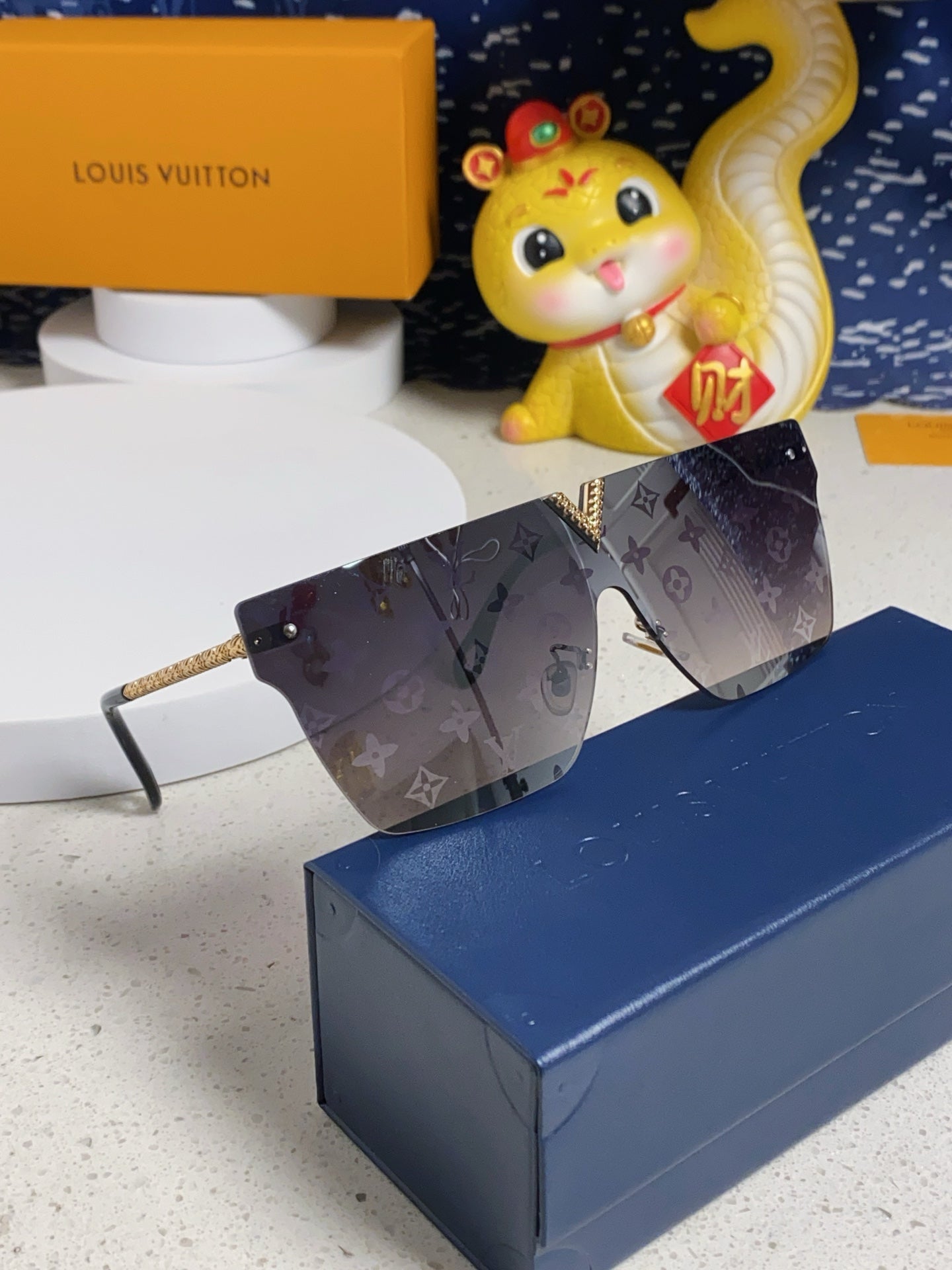 Louis Vuitton Fashion Gray Lens Sunglasses for Men & Women - detail image 10
