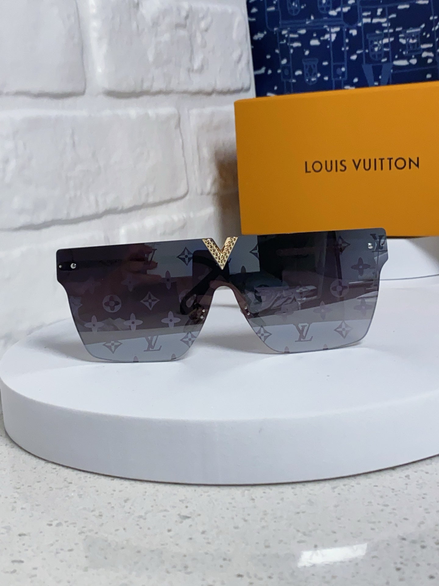 Louis Vuitton Fashion Gray Lens Sunglasses for Men & Women - detail image 2