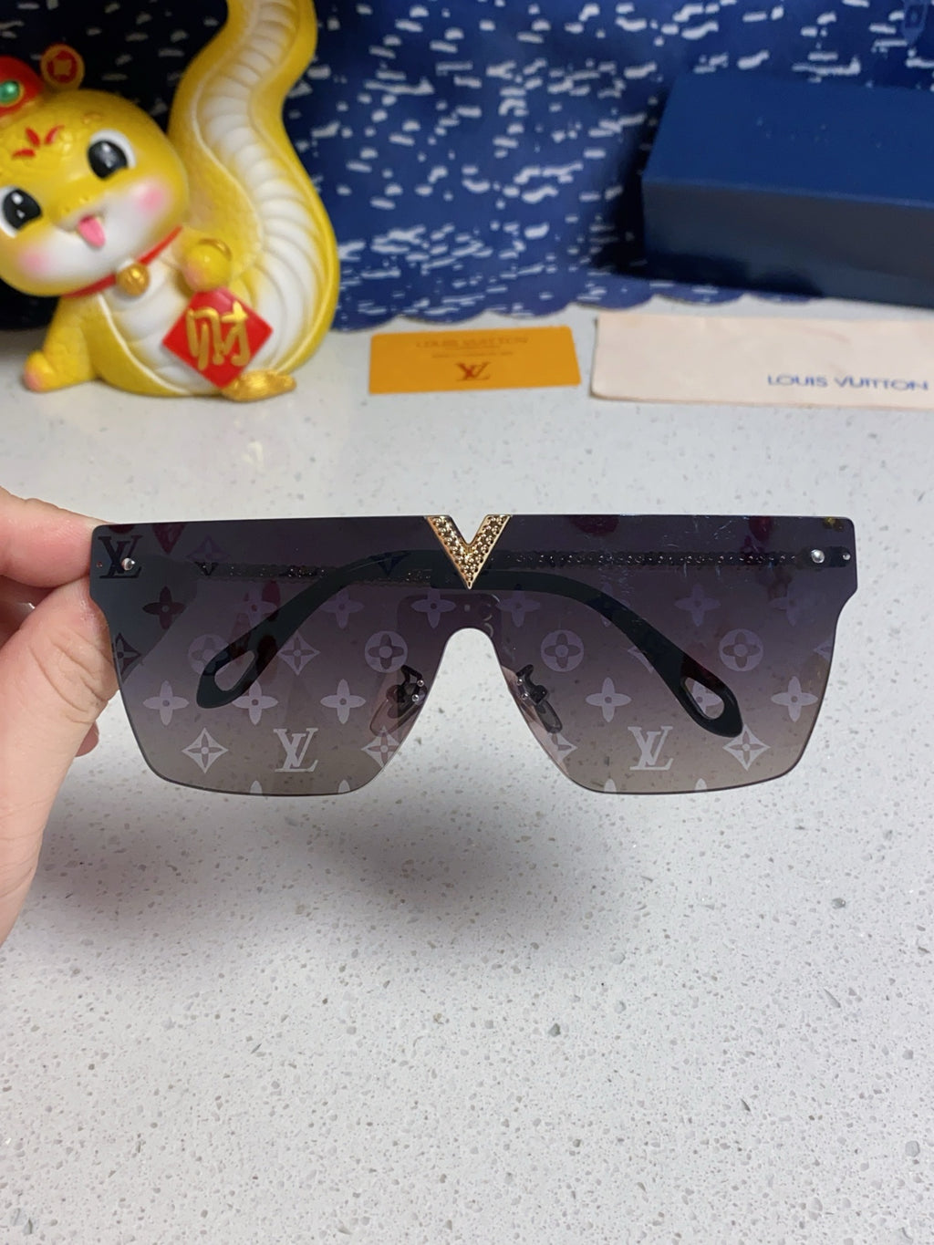 Louis Vuitton Fashion Gray Lens Sunglasses for Men & Women - detail image 4