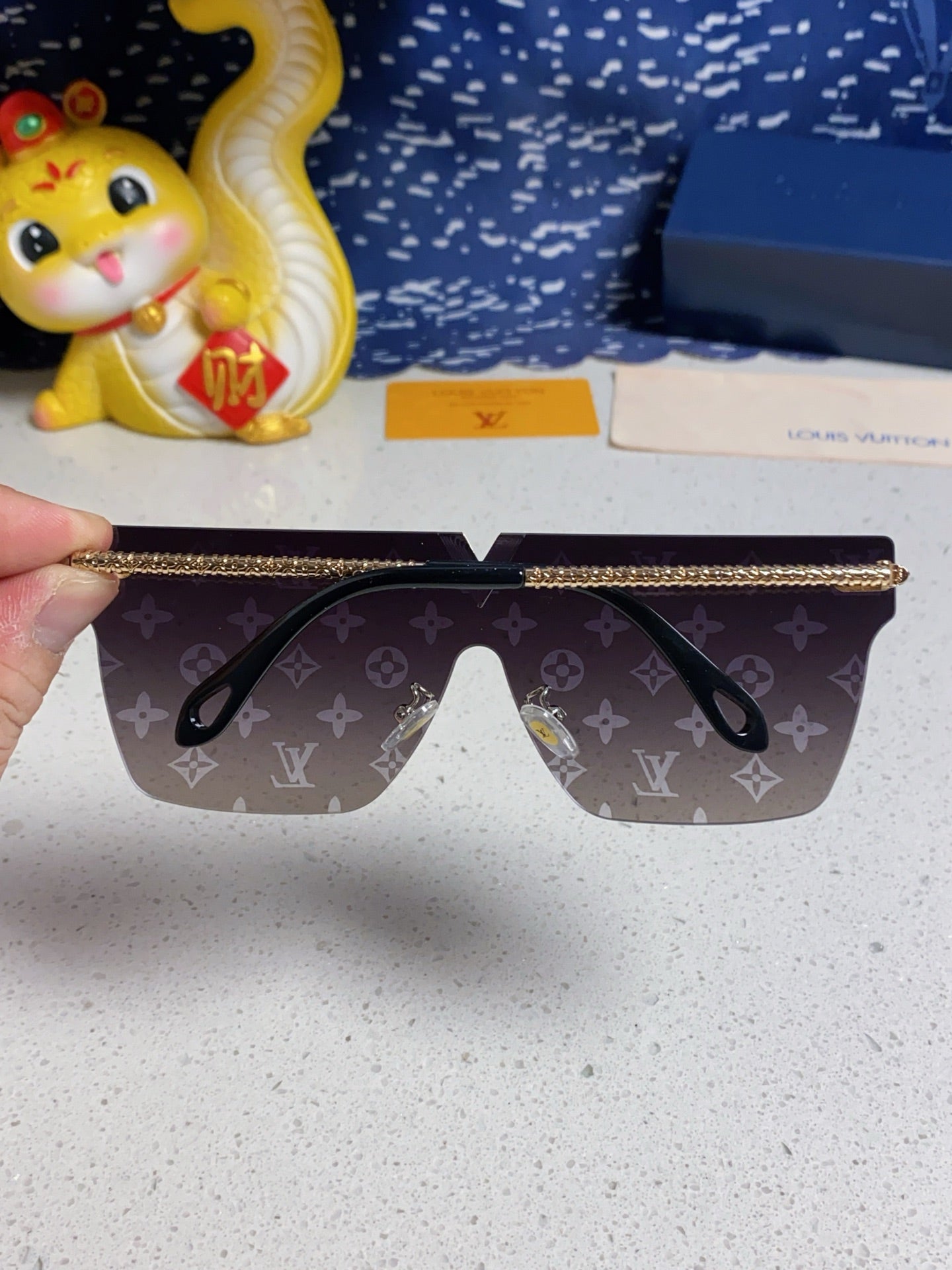 Louis Vuitton Fashion Gray Lens Sunglasses for Men & Women - detail image 5
