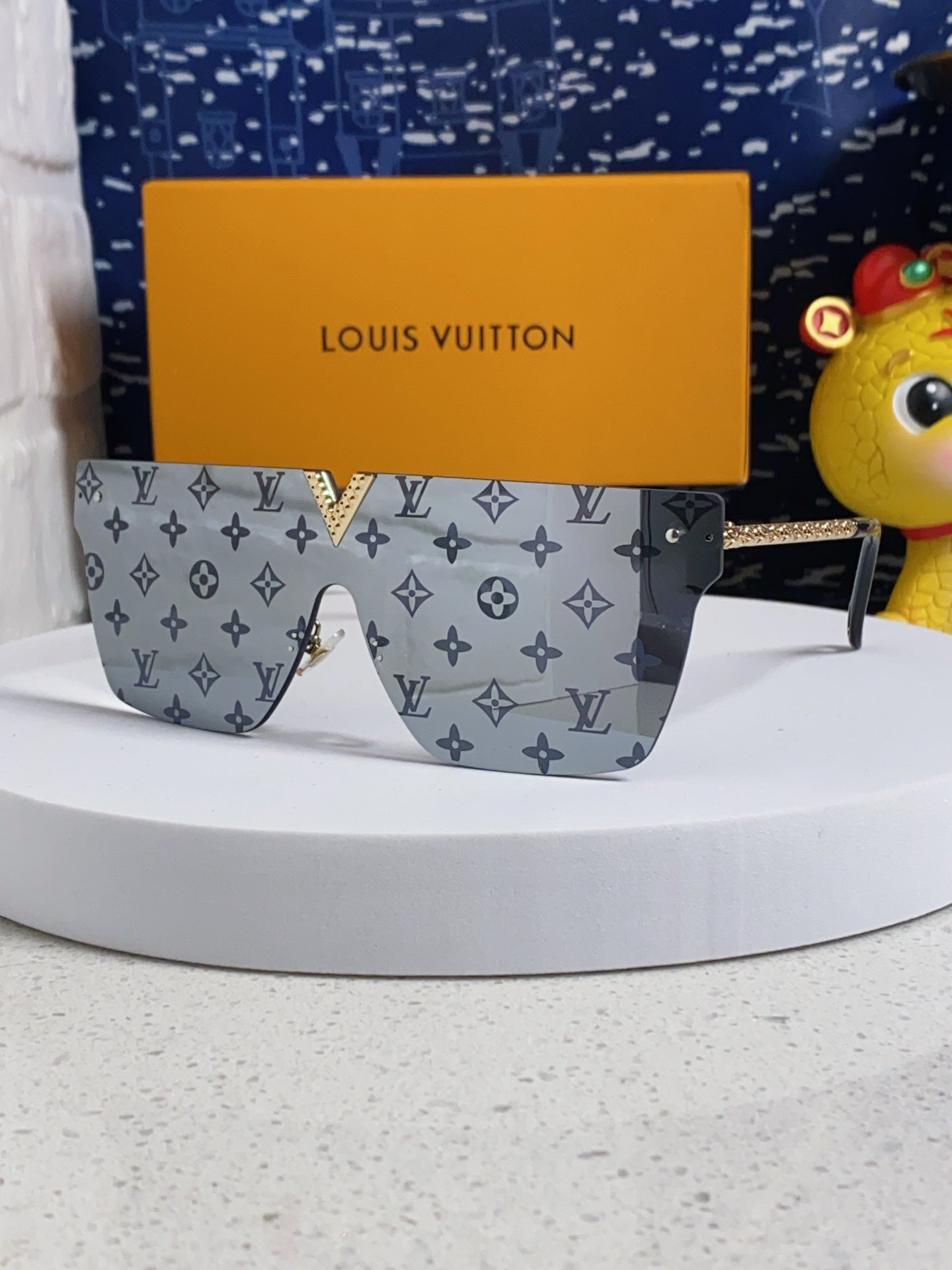 Louis Vuitton Fashion Silver Lens Sunglasses for Men & Women - 493053