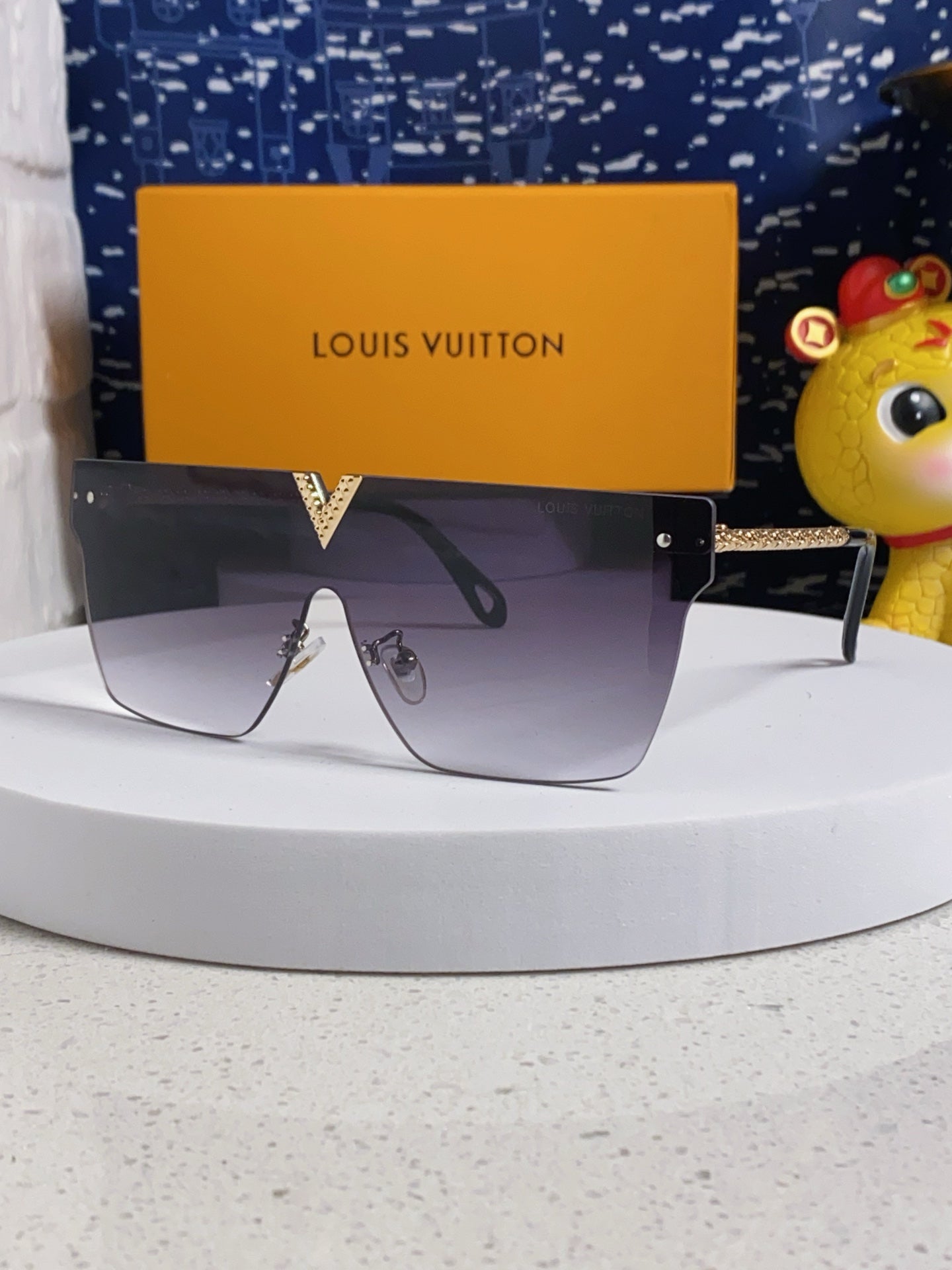 Louis Vuitton Fashion Silver Lens Sunglasses for Men & Women - 493054