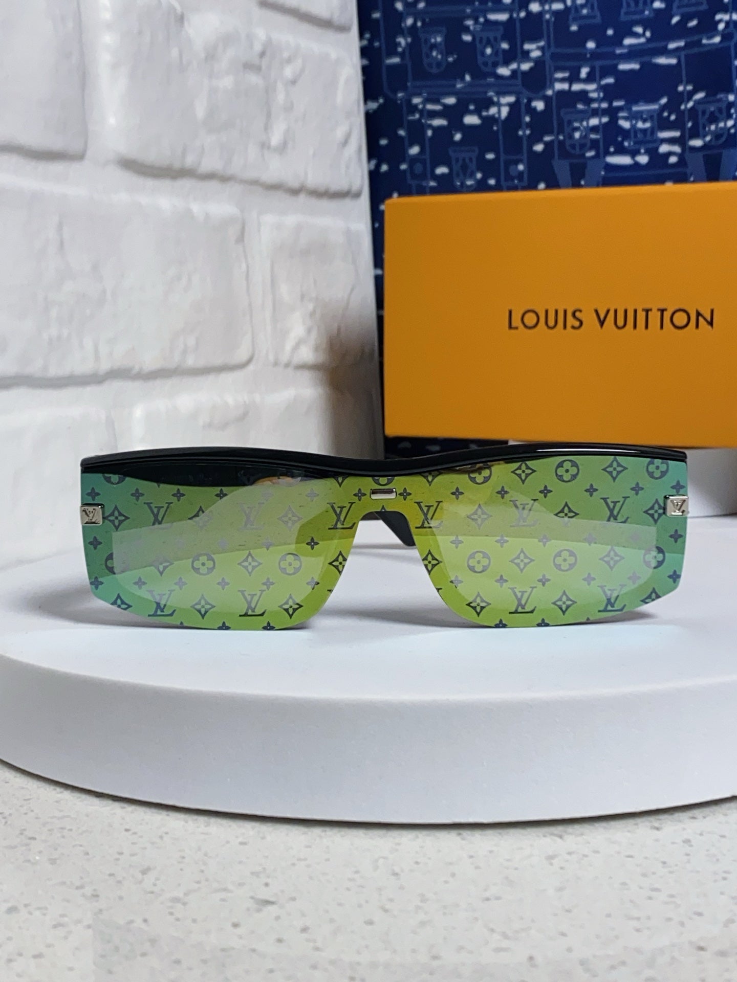 Louis Vuitton Fashion Green Lens Sunglasses for Men & Women - detail image 2
