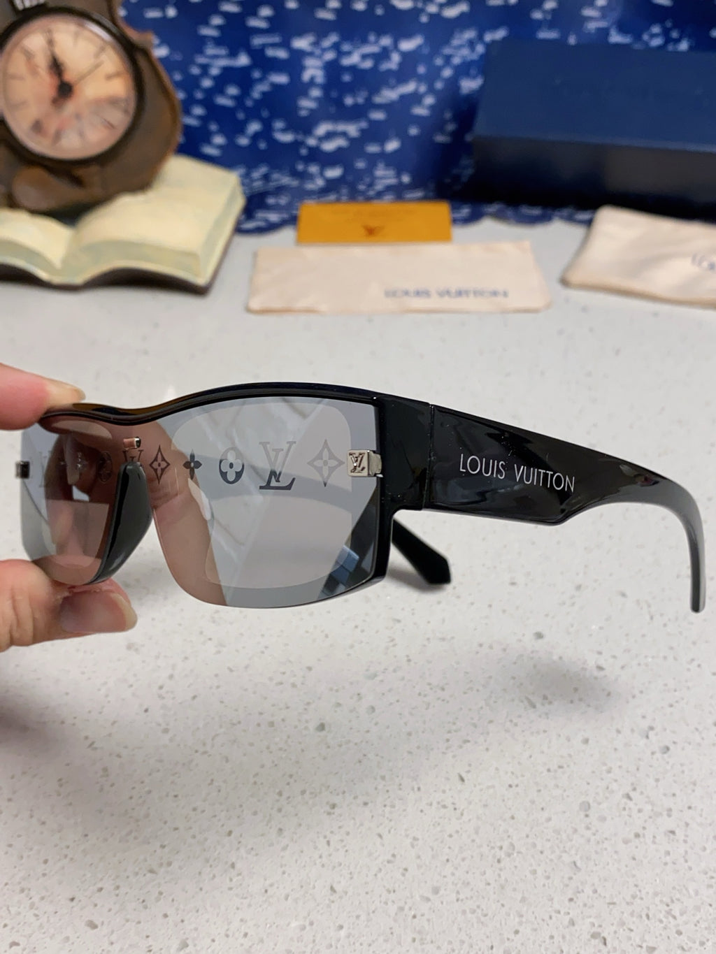 Louis Vuitton Fashion Black Lens Sunglasses for Men & Women - 464661 - detail image 6