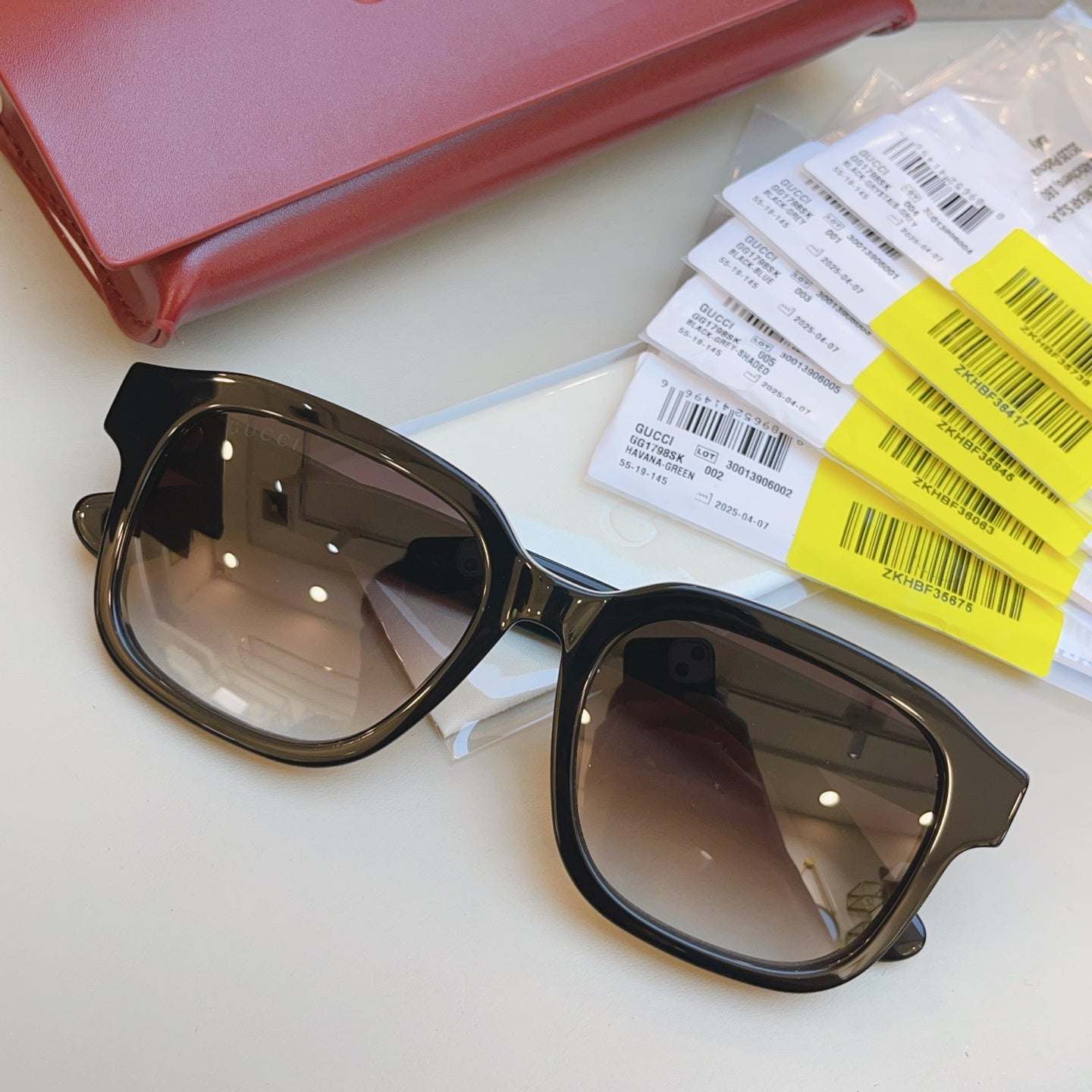 Gucci GG1798SA Fashion Black Lens Sunglasses for Men & Women - detail image 5