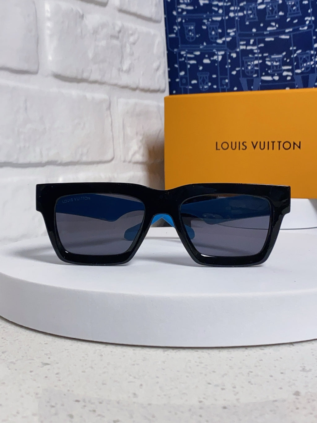 Louis Vuitton Square Black Lens Sunglasses for Men & Women - 464666 - detail image 2