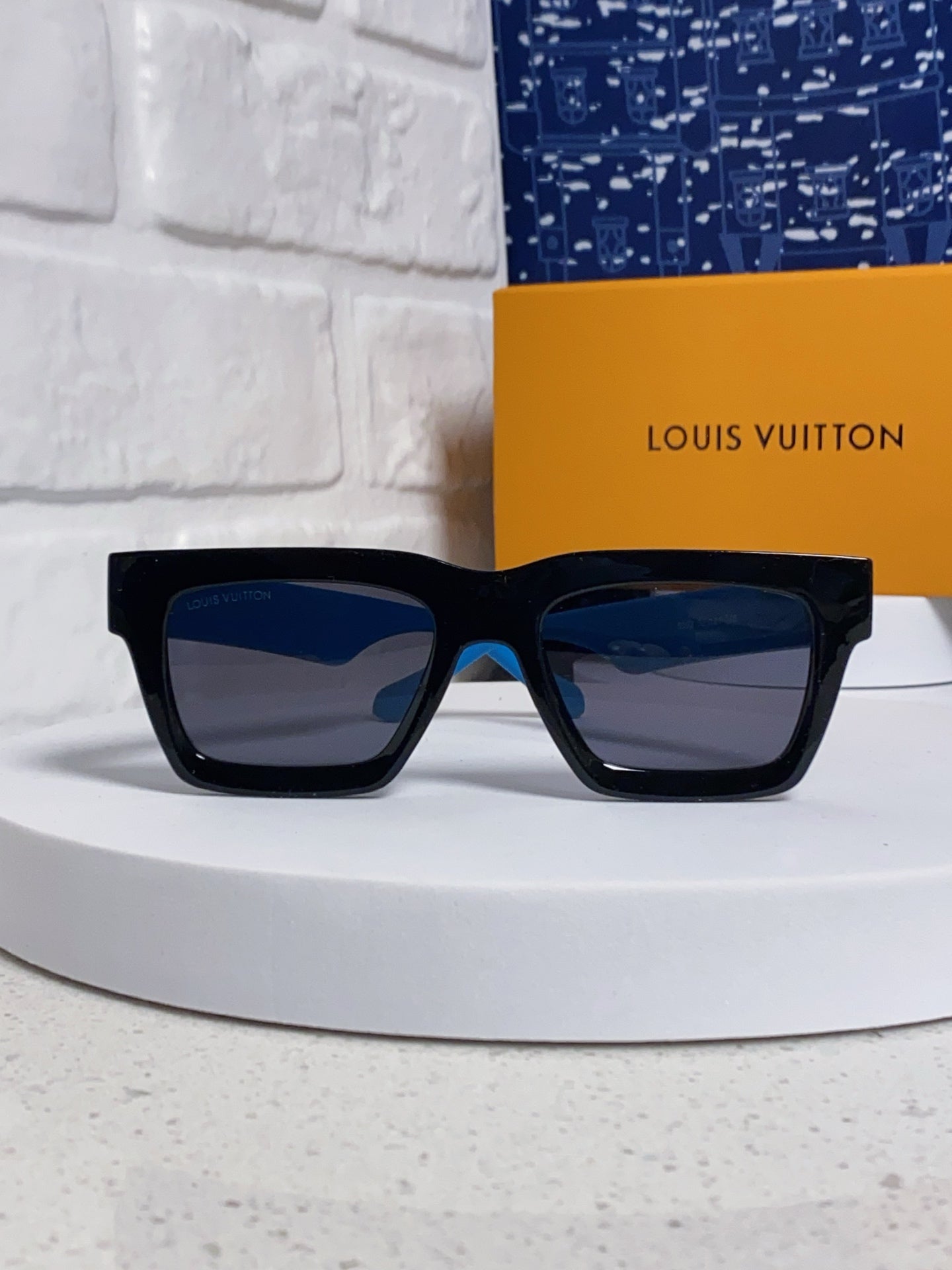 Louis Vuitton Square Black Lens Sunglasses for Men & Women - 464666 - detail image 2