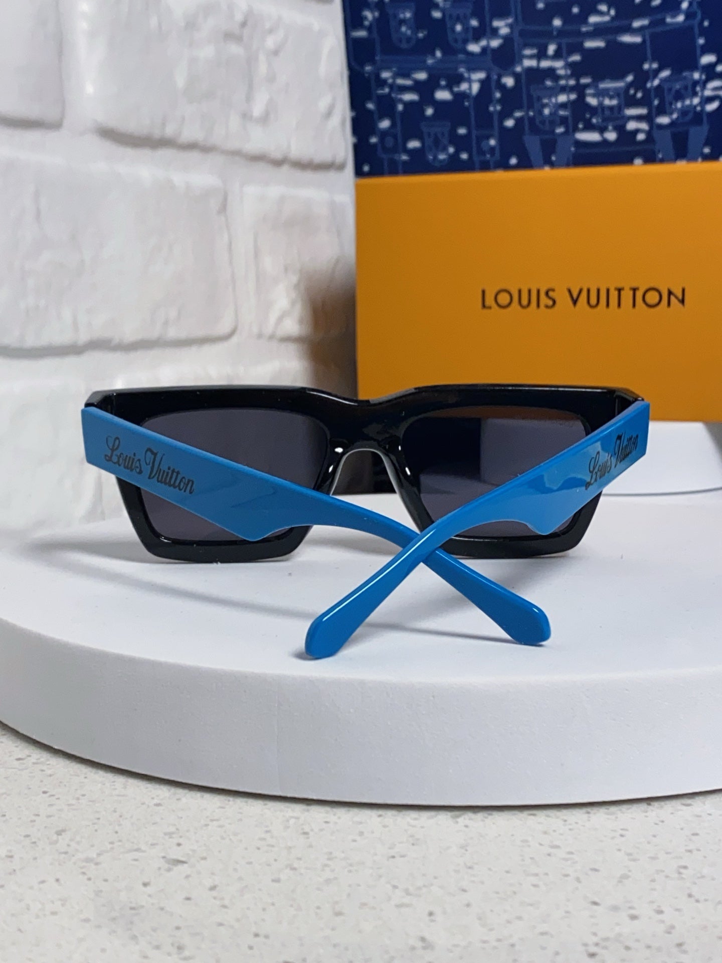 Louis Vuitton Square Black Lens Sunglasses for Men & Women - 464666 - detail image 3