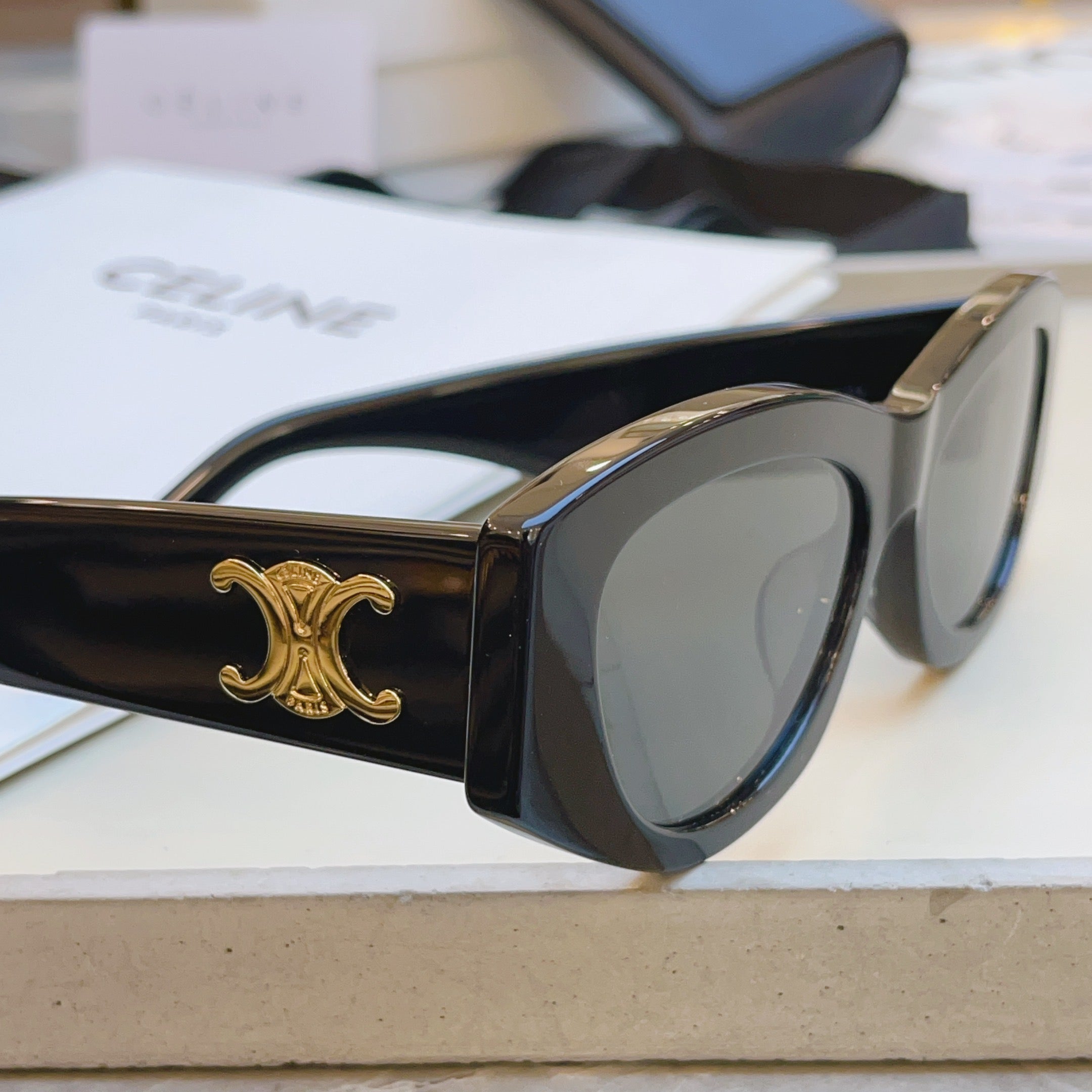Celine CL40308U Fashion Black Lens Sunglasses for Men & Women - 449252 - detail image 4
