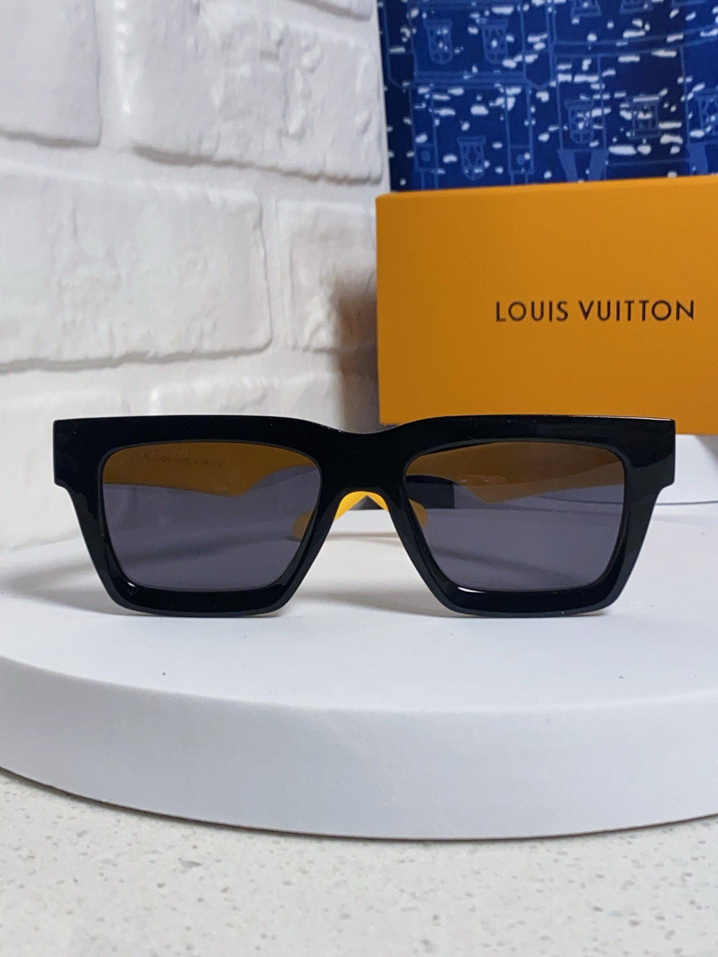 Louis Vuitton Square Red Lens Sunglasses for Men & Women - 464665 - detail image 2