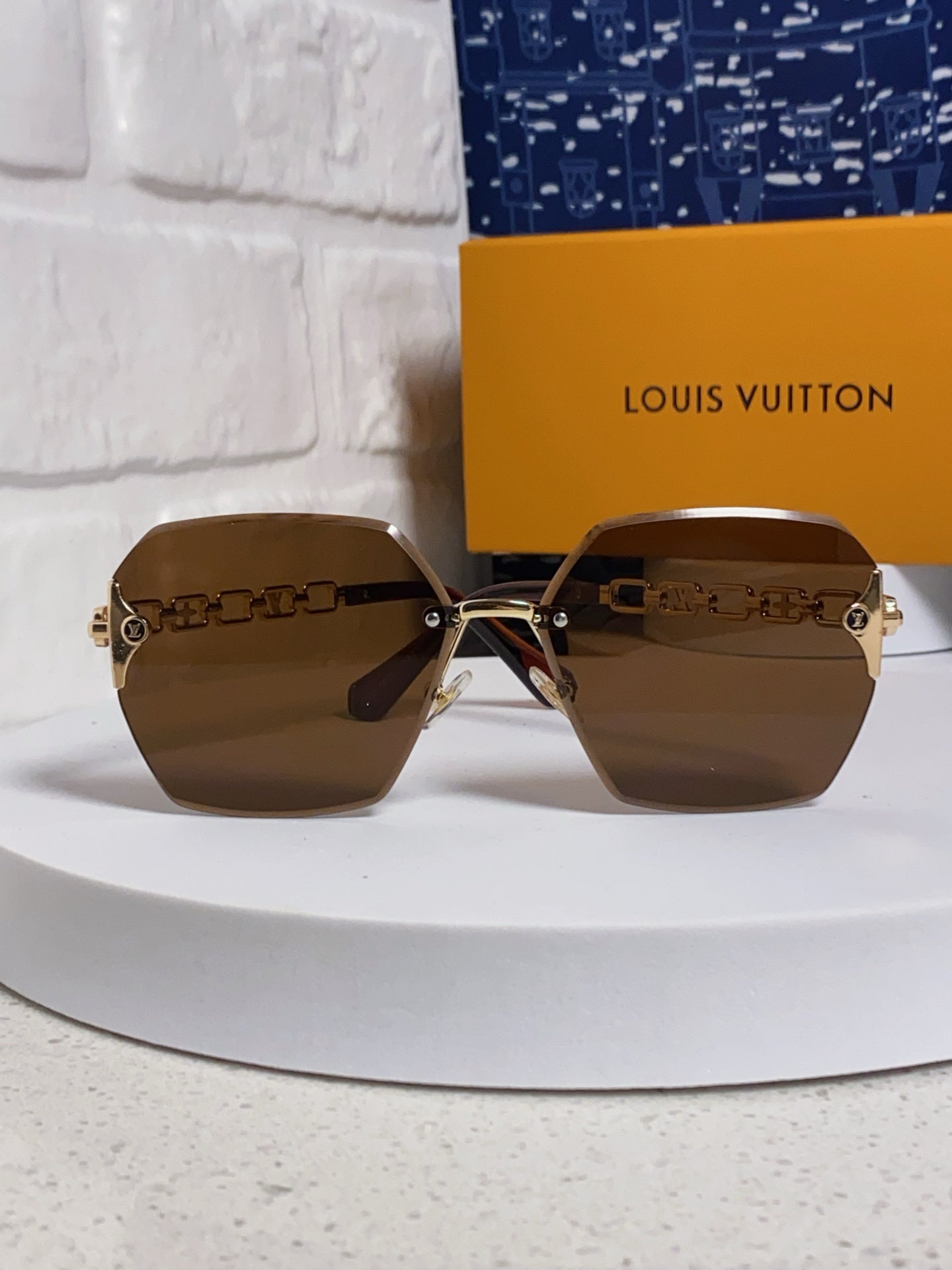 Louis Vuitton Oversized Brown Lens Sunglasses for Men & Women - detail image 3