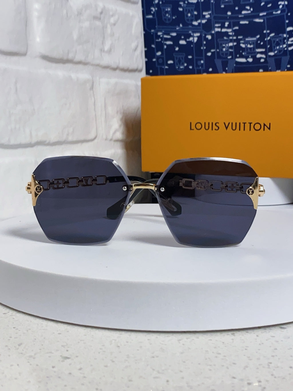 Louis Vuitton Oversized Black Lens Sunglasses for Men & Women - detail image 2