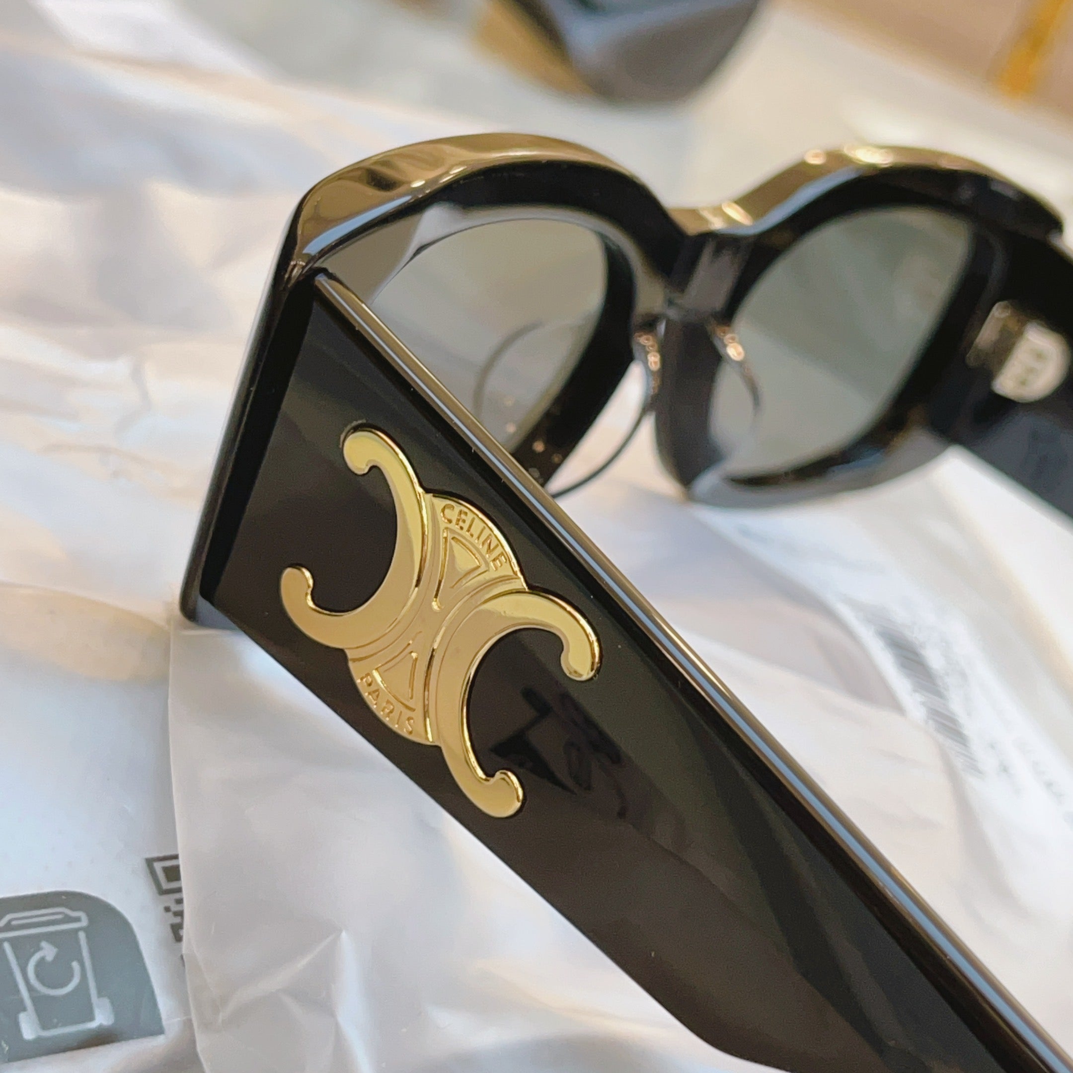 Celine CL40282U Fashion Gray Lens Sunglasses for Men & Women - detail image 5