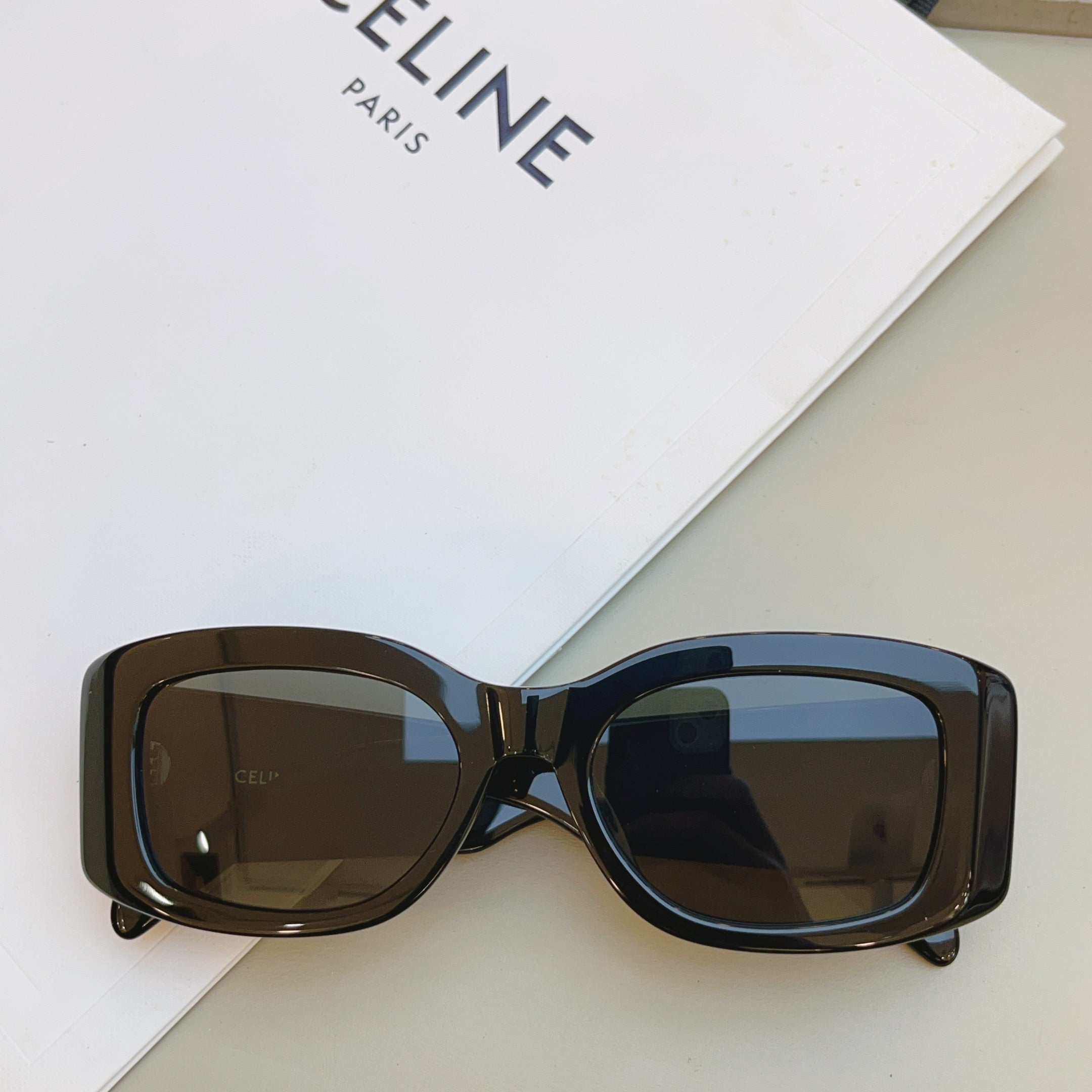 Celine CL40282U Fashion Gray Lens Sunglasses for Men & Women - detail image 2