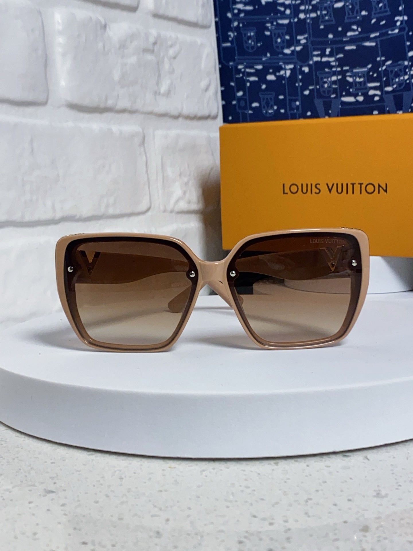 Louis Vuitton Fashion Brown Lens Sunglasses for Women - detail image 2