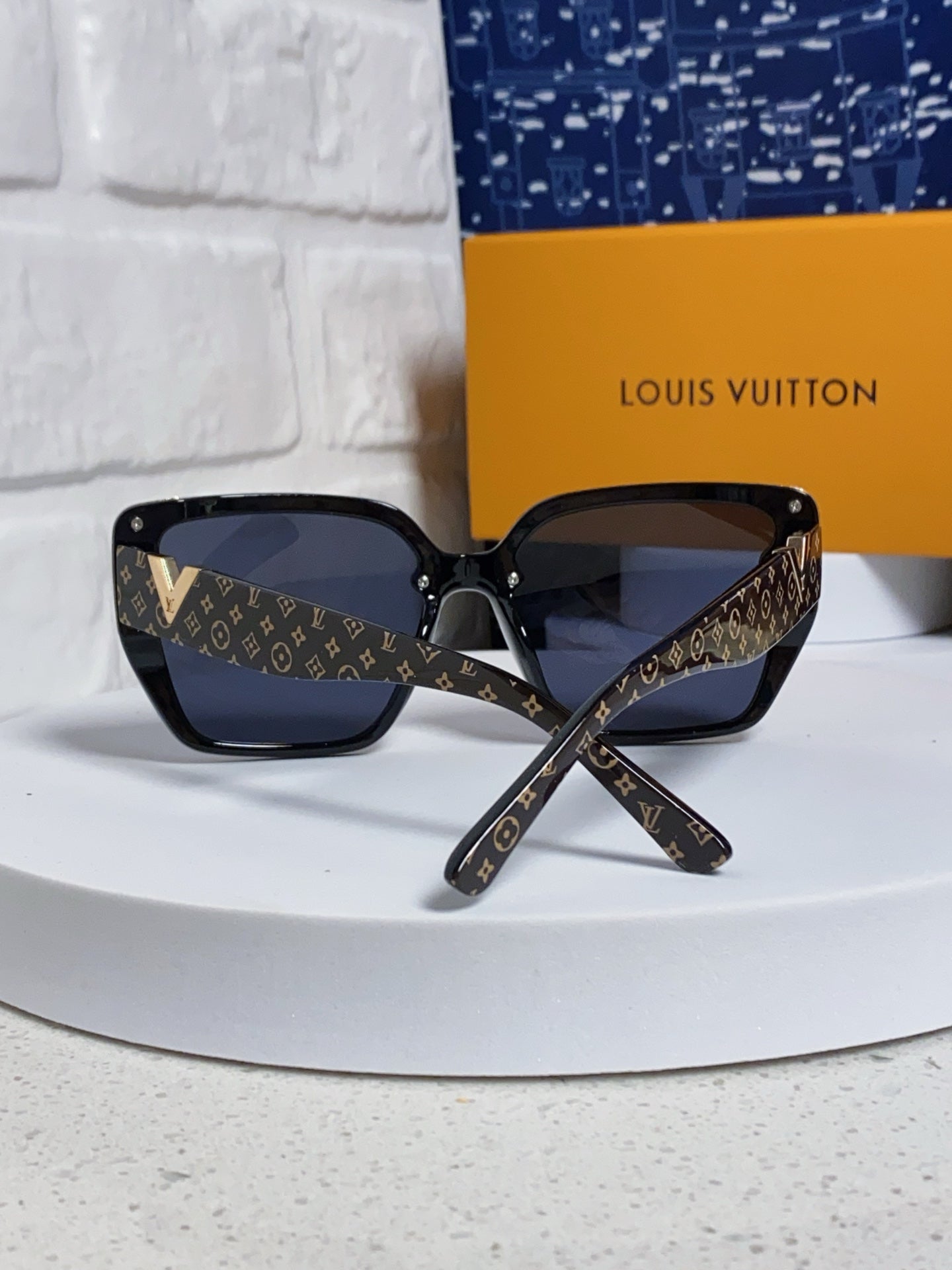 Louis Vuitton Fashion Blue Lens Sunglasses for Women - detail image 3