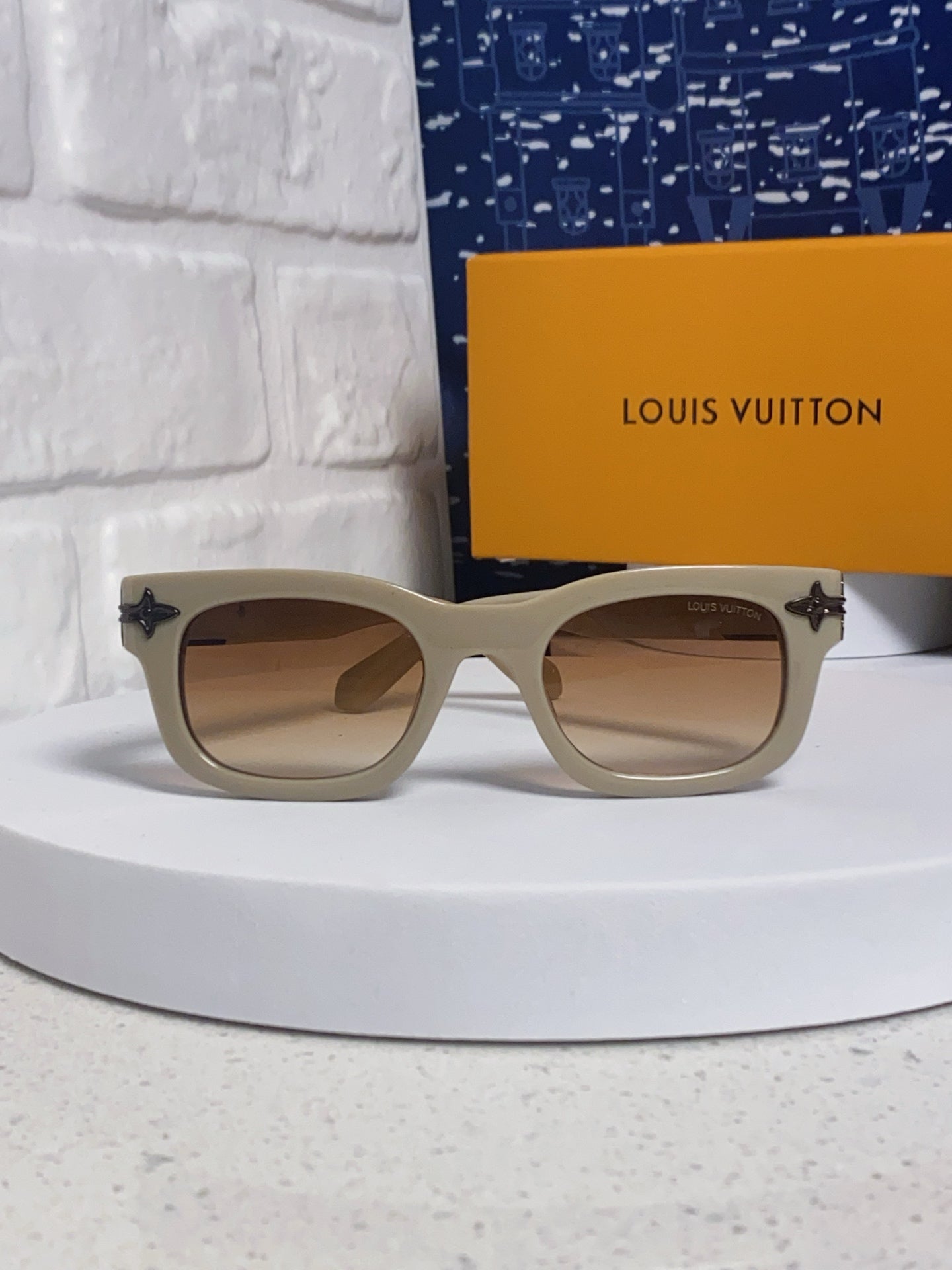 Louis Vuitton Square Brown Lens Sunglasses for Men & Women - 486220 - detail image 2