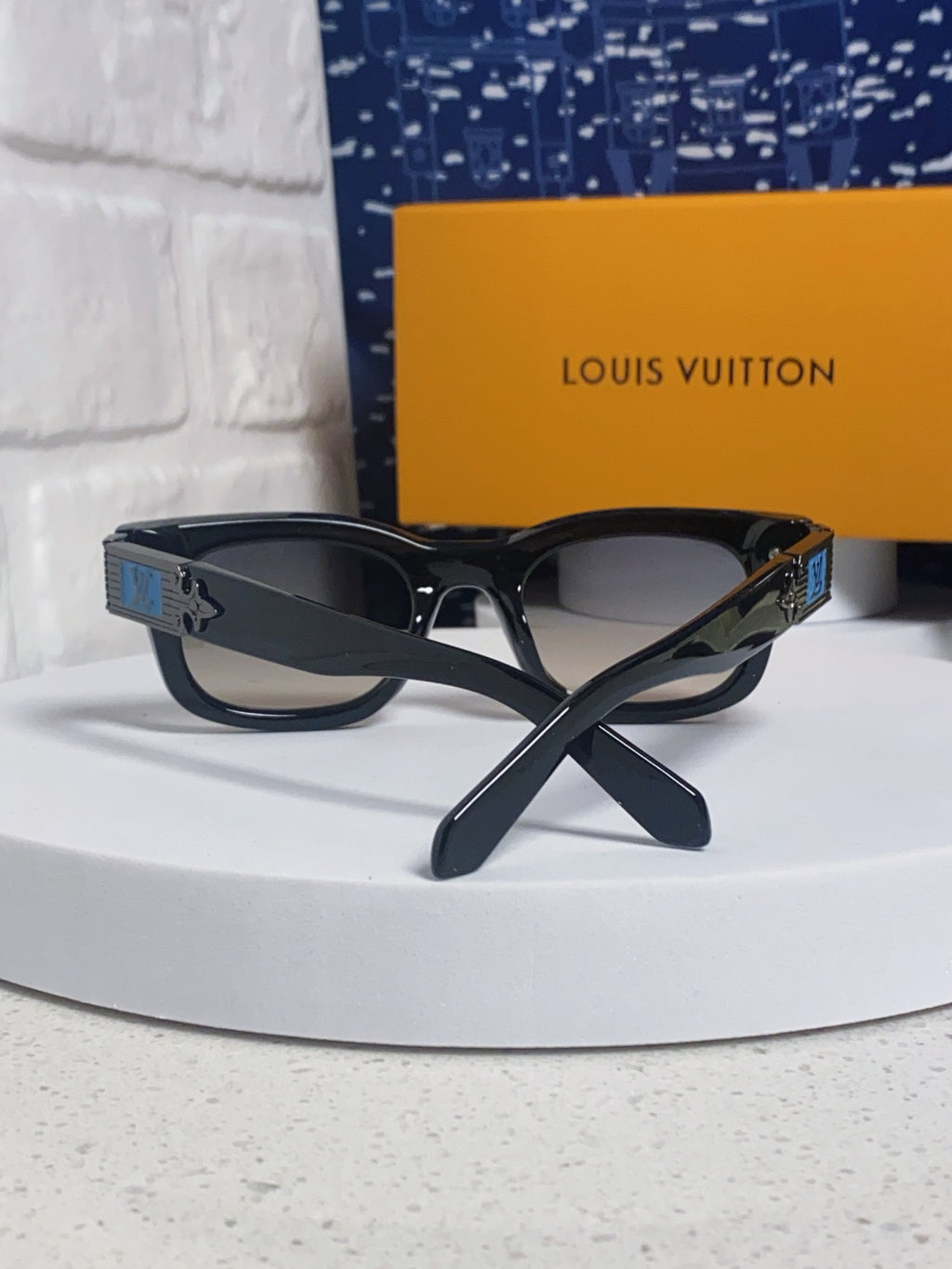 Louis Vuitton Square Red Lens Sunglasses for Men & Women - 486222 - detail image 3