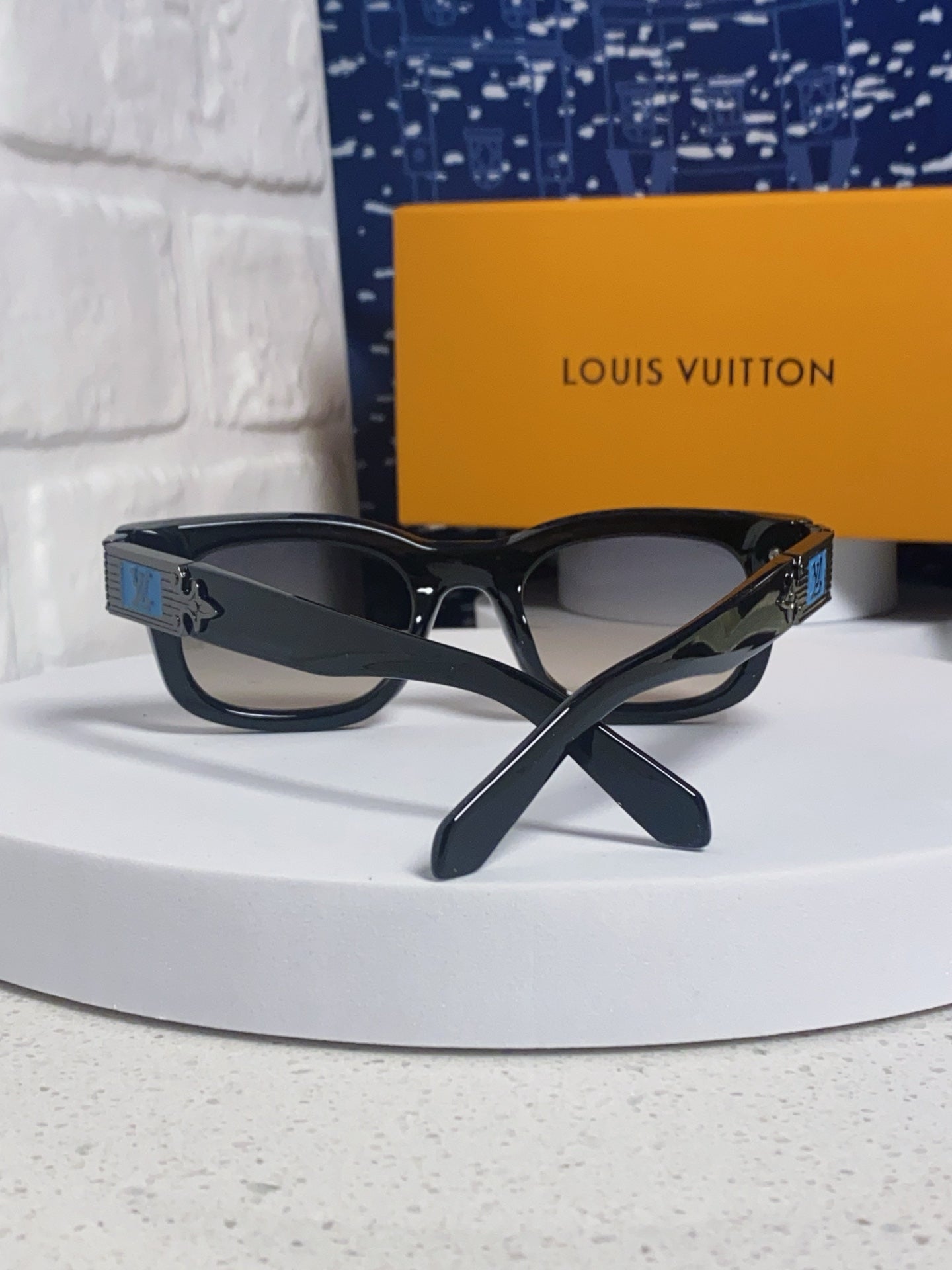 Louis Vuitton Square Red Lens Sunglasses for Men & Women - 486222 - detail image 3