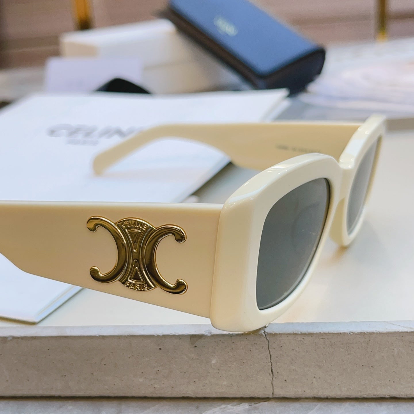 Celine CL40282U Fashion Brown Lens Sunglasses for Men & Women - detail image 4