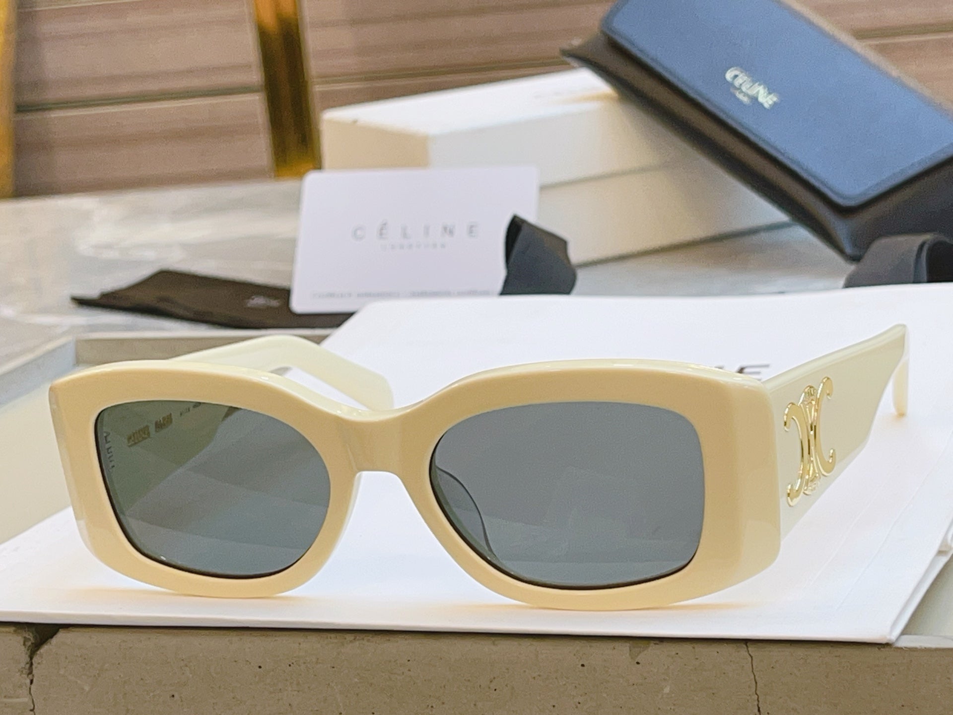 Celine CL40282U Fashion Brown Lens Sunglasses for Men & Women - detail image 2