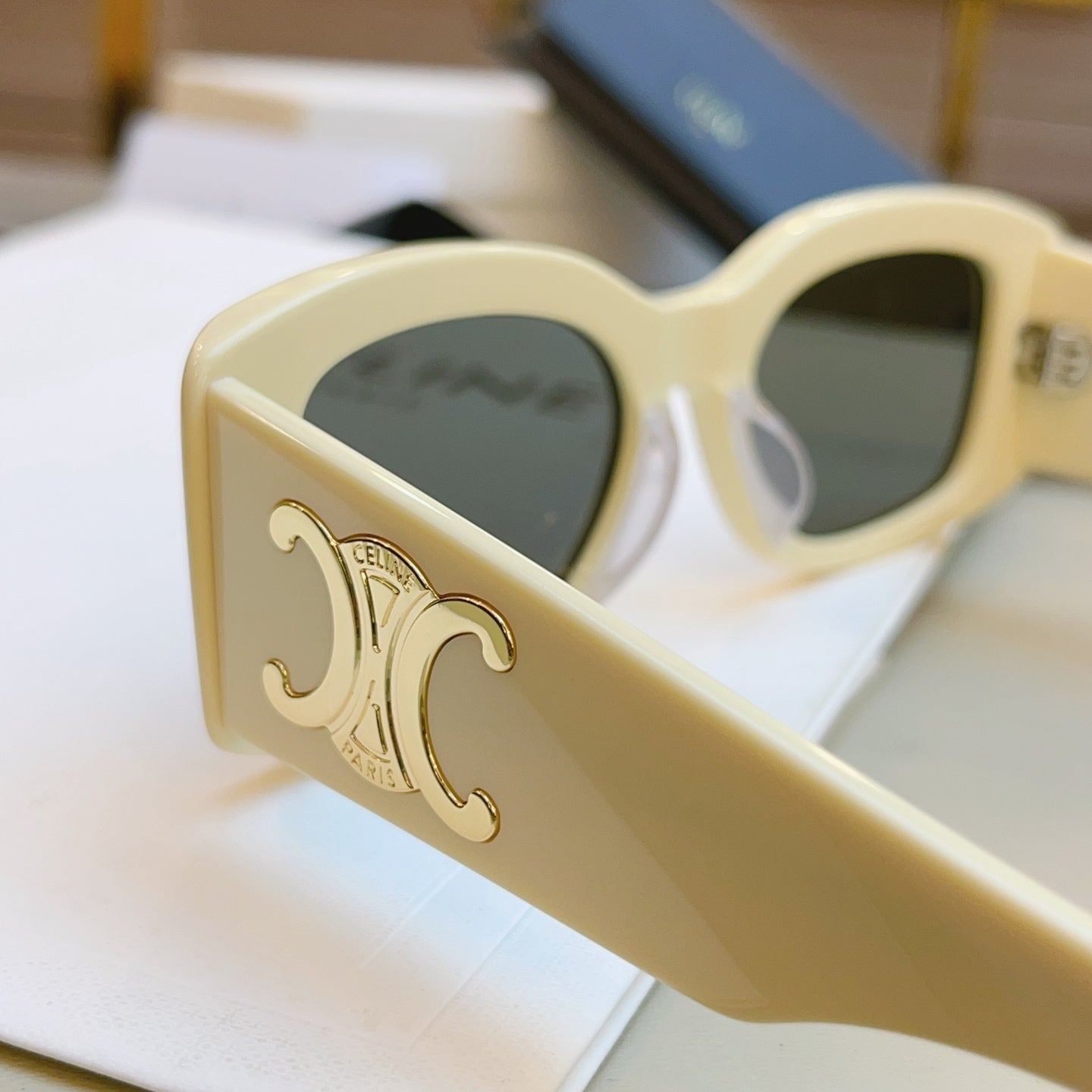 Celine CL40282U Fashion Brown Lens Sunglasses for Men & Women - detail image 7