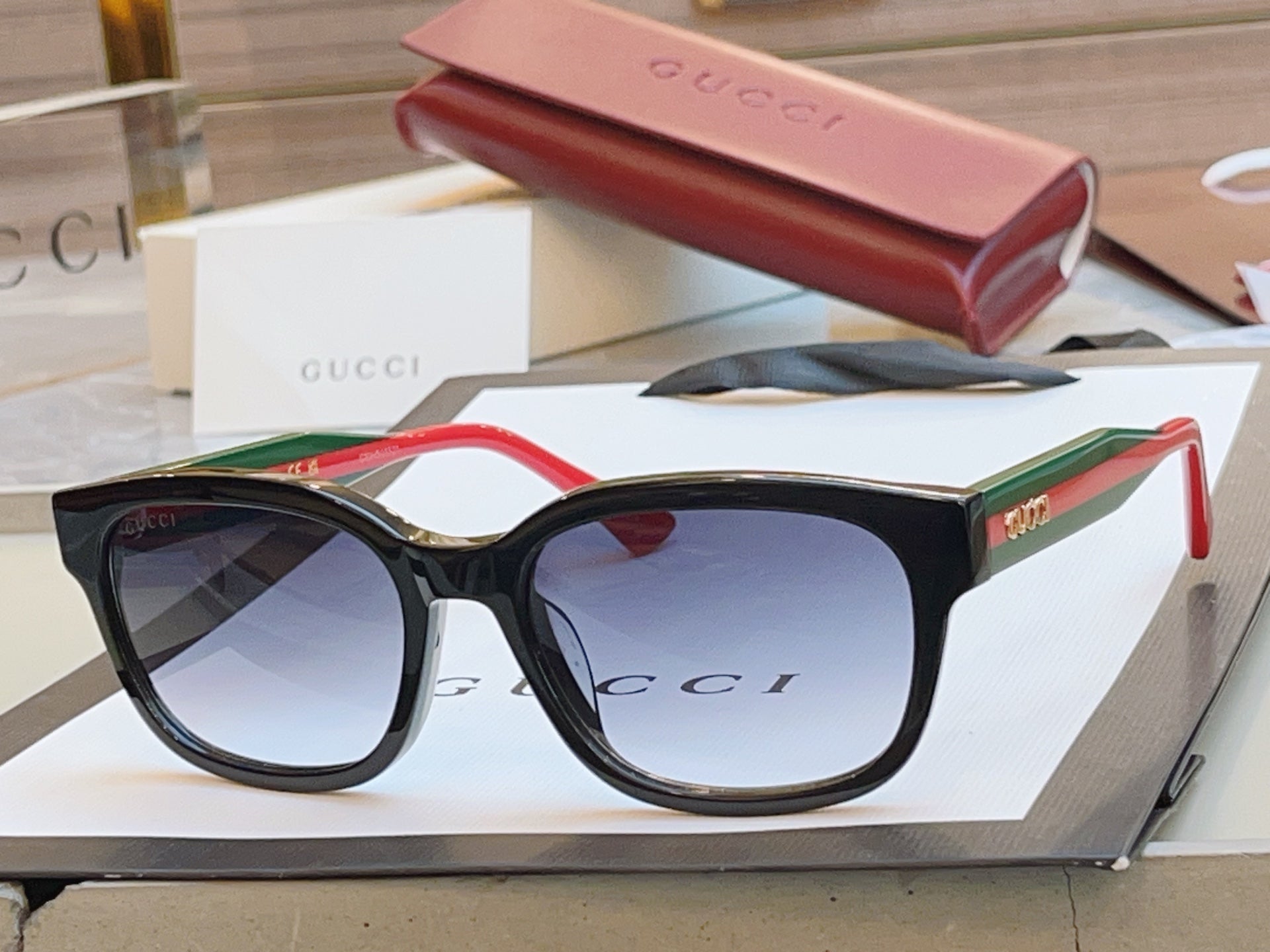 Gucci GG1872S Fashion Gray Lens Sunglasses for Men & Women - detail image 4