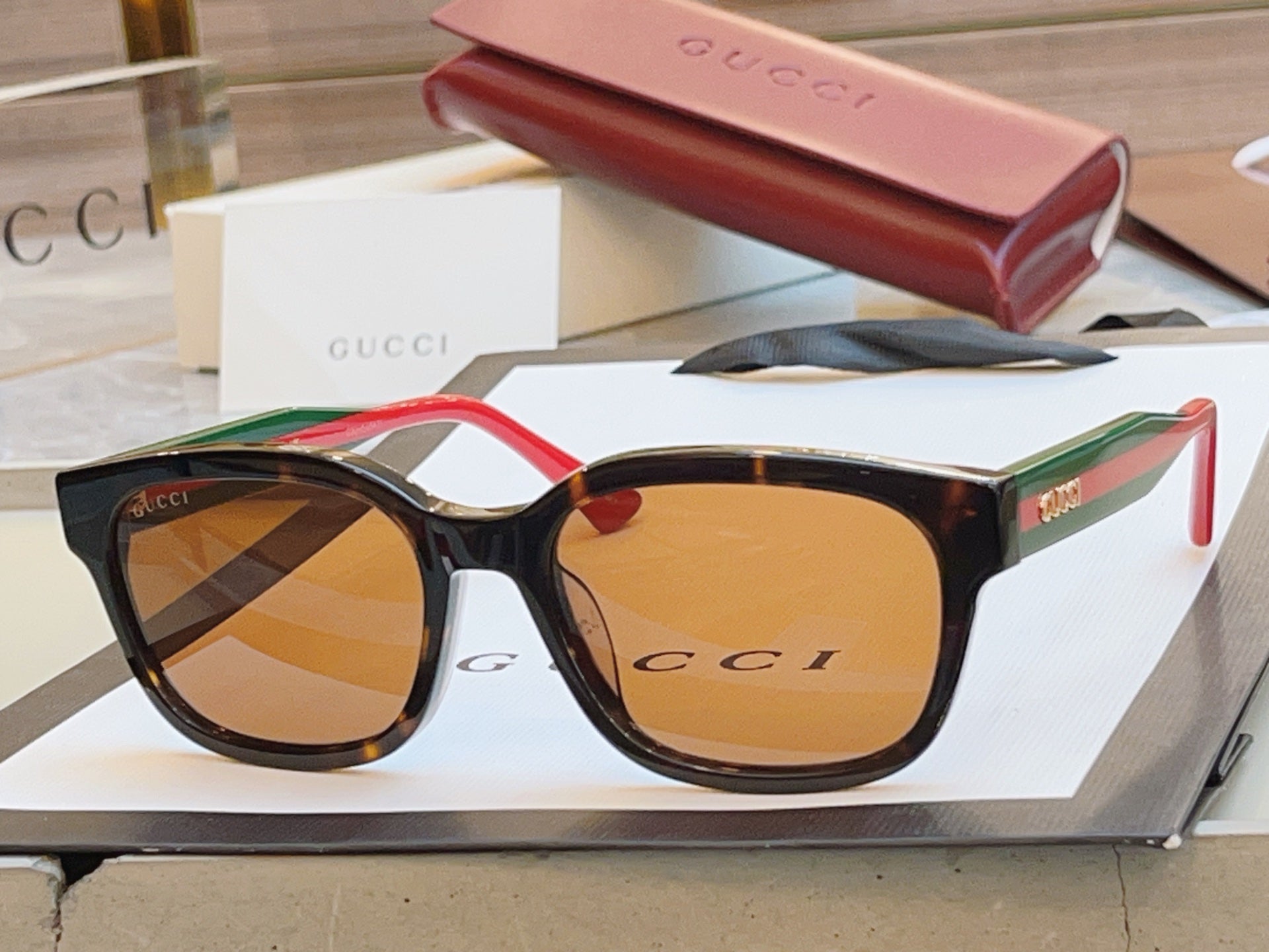Gucci GG1872S Fashion Gray Lens Sunglasses for Men & Women - detail image 5