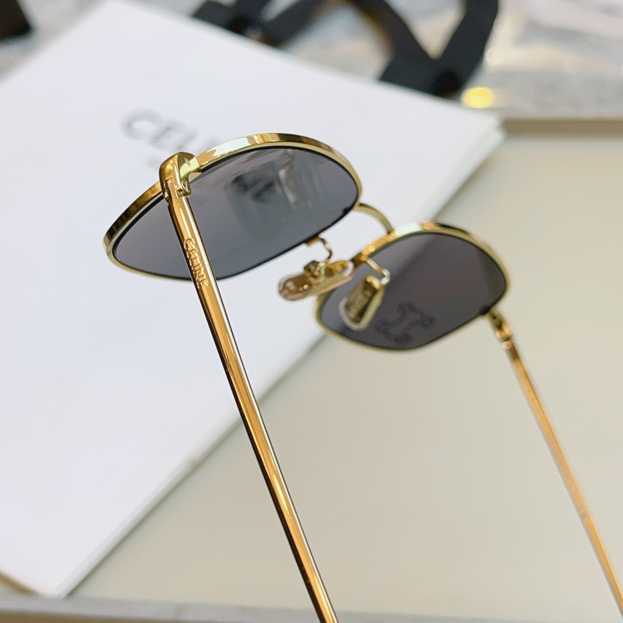 Celine CL40285U Fashion Brown Lens Sunglasses for Men & Women - detail image 7