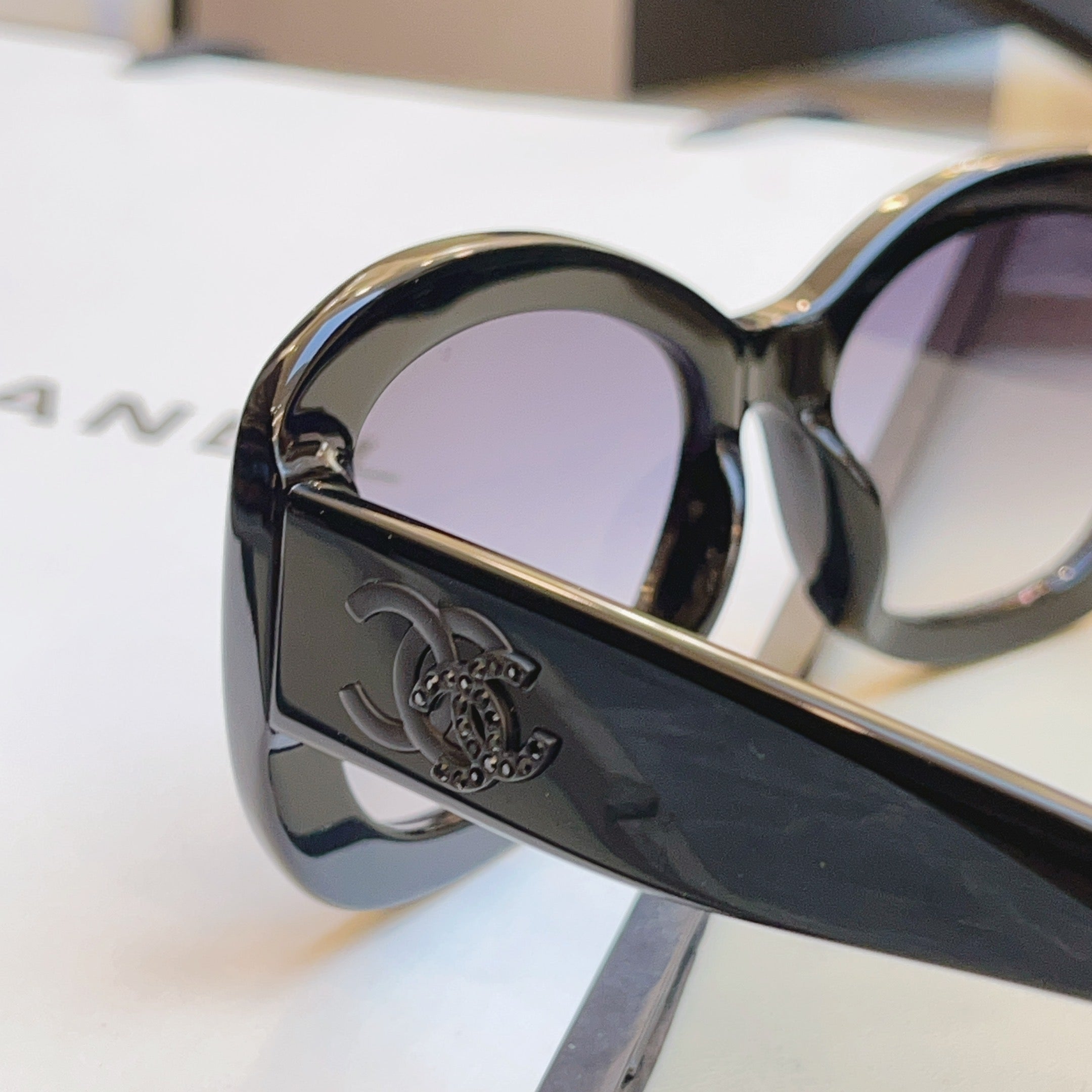 Chanel CH5468-B-A Fashion Silver Lens Sunglasses for Men & Women - detail image 3