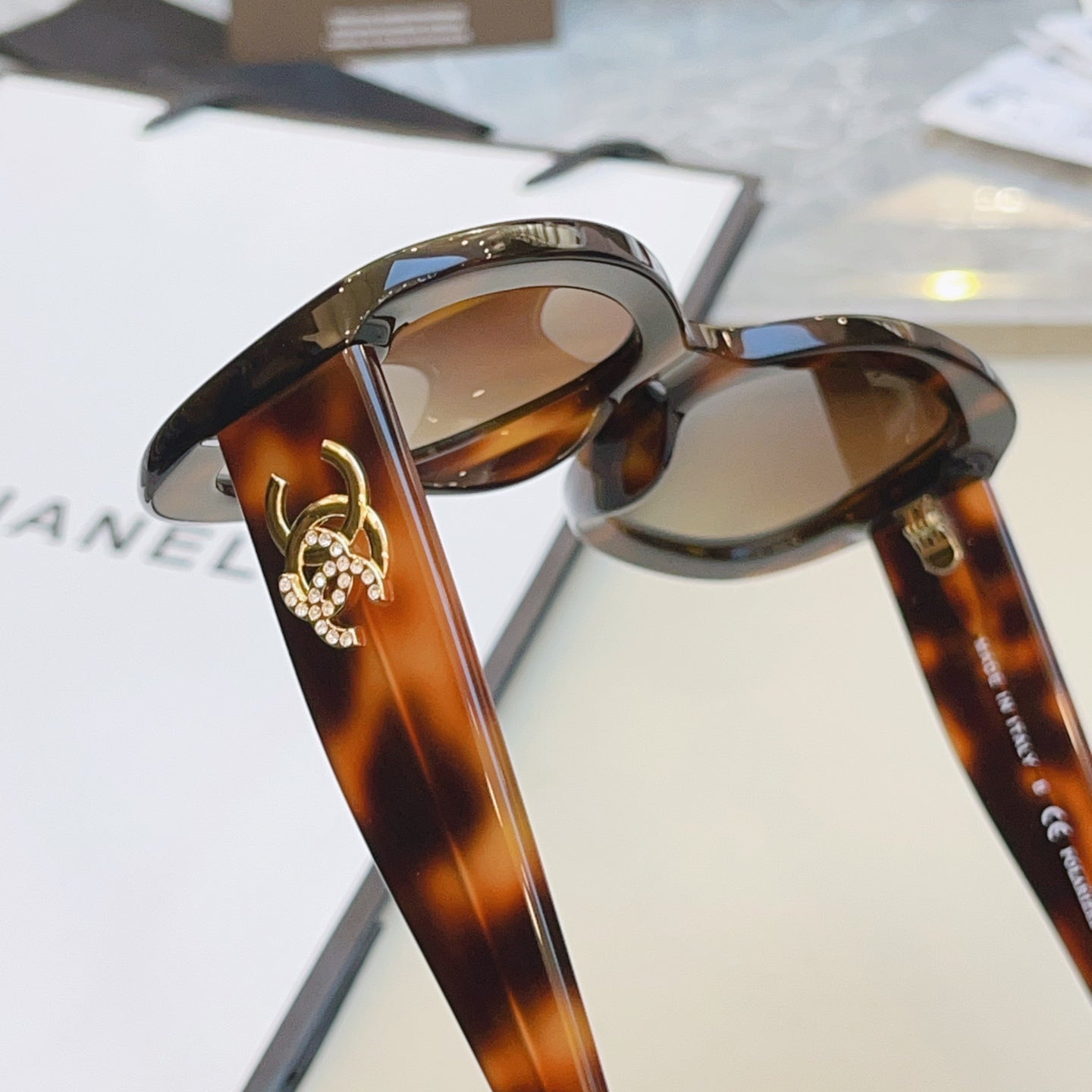 Chanel CH5468-B-A Fashion Brown Lens Sunglasses for Men & Women - detail image 9