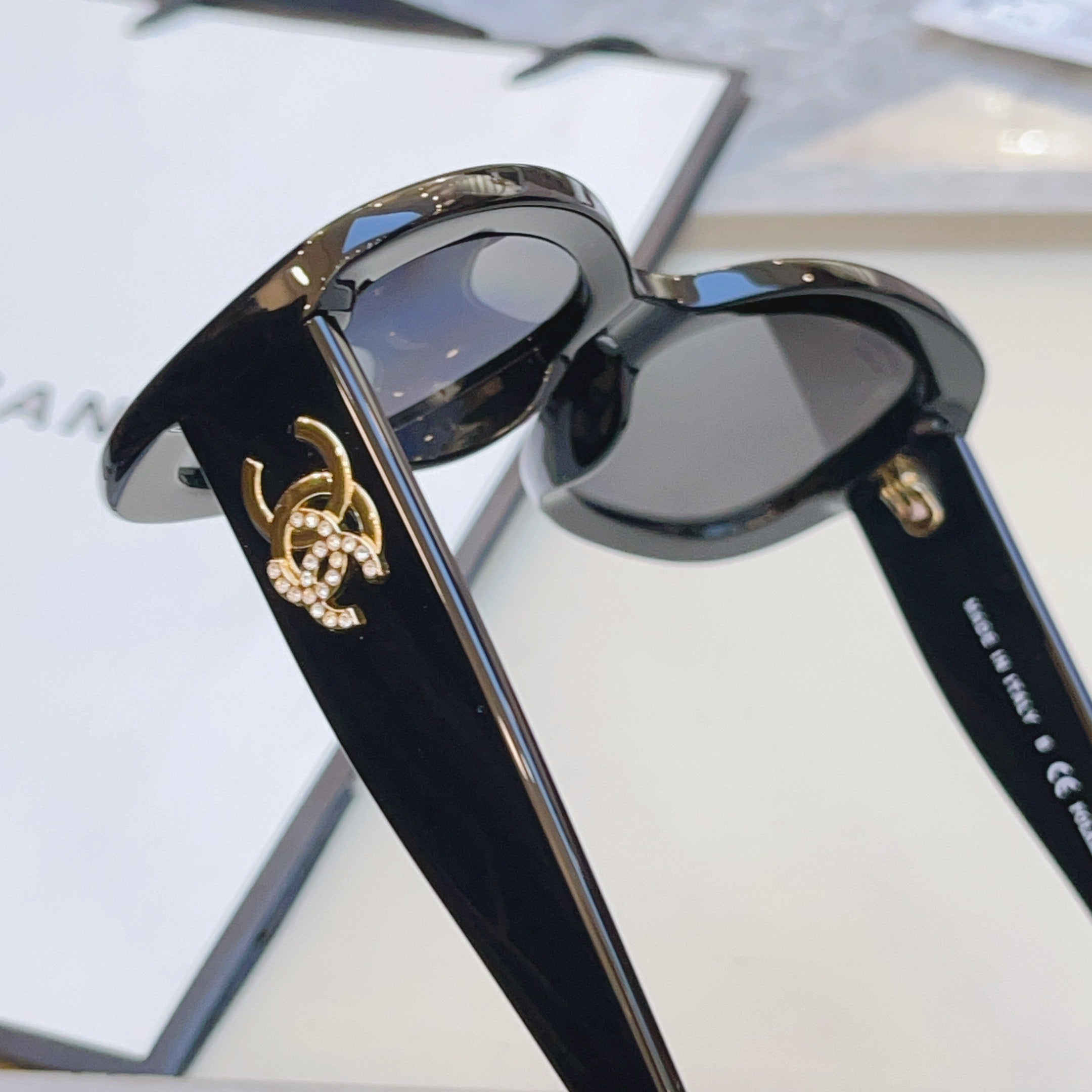Chanel CH5468-B-A Fashion Black Lens Sunglasses for Men & Women - detail image 9